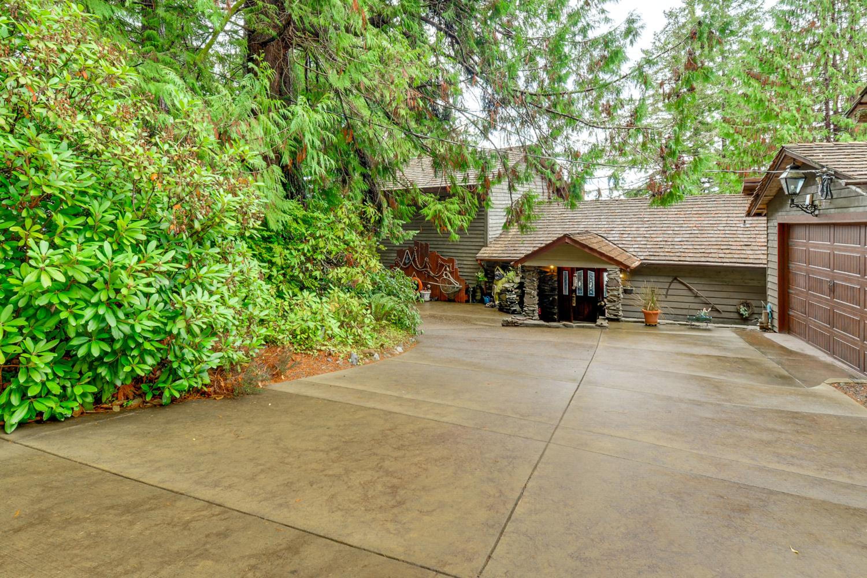 Waterfront Hood Canal Home with Pool Table!