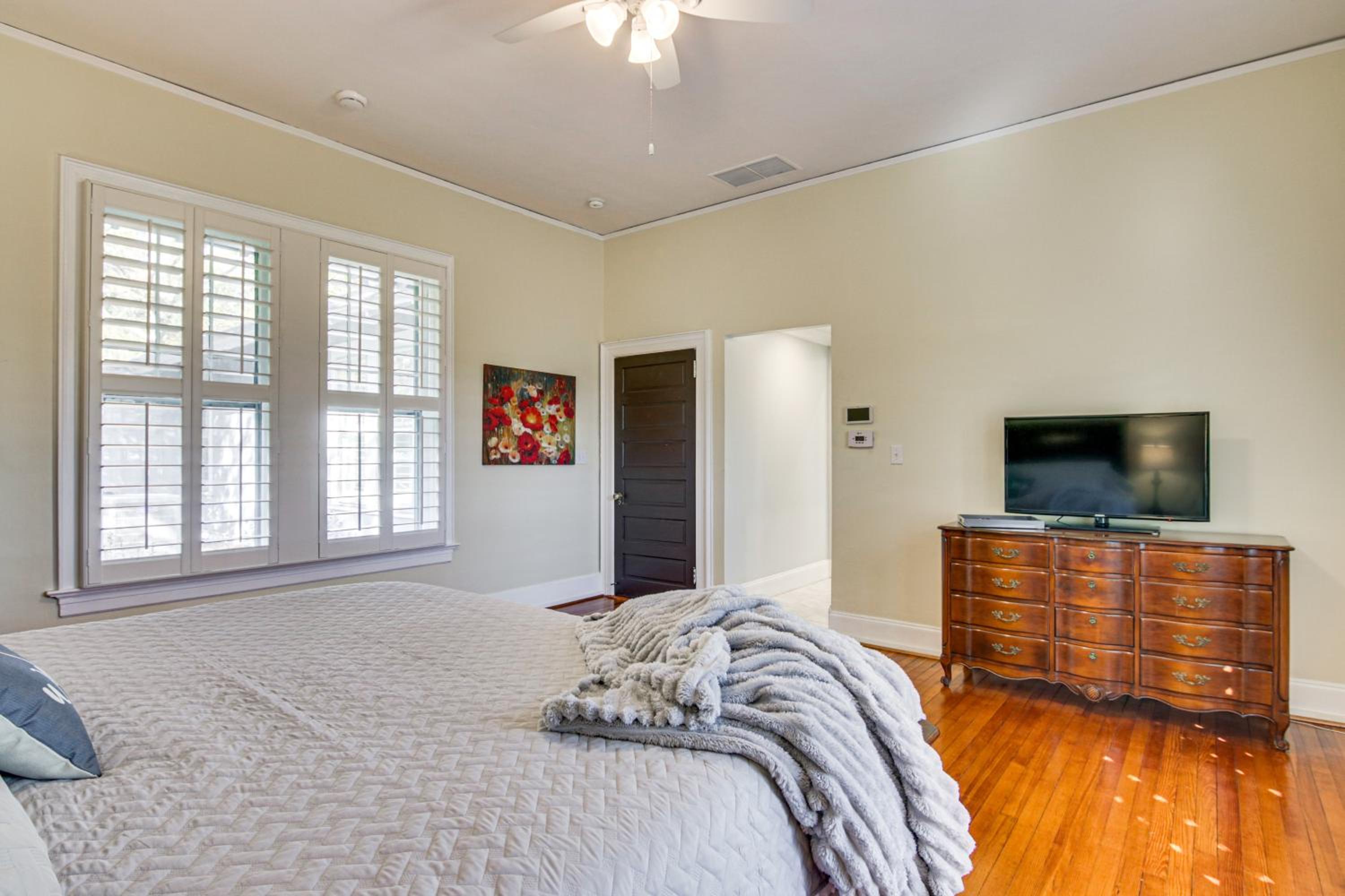 Walk to Coker University and Dtwn! Home with Game Room