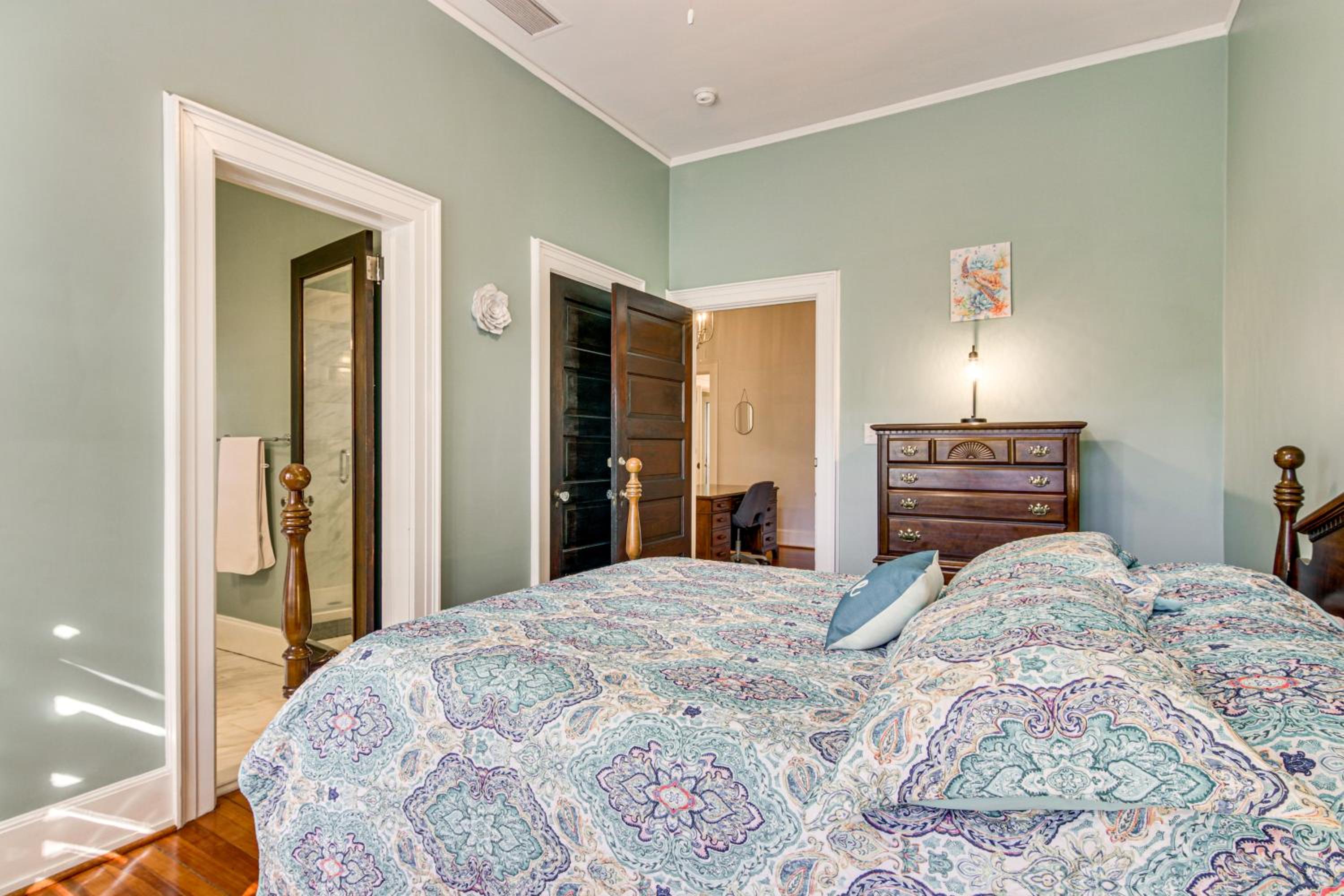 Walk to Coker University and Dtwn! Home with Game Room