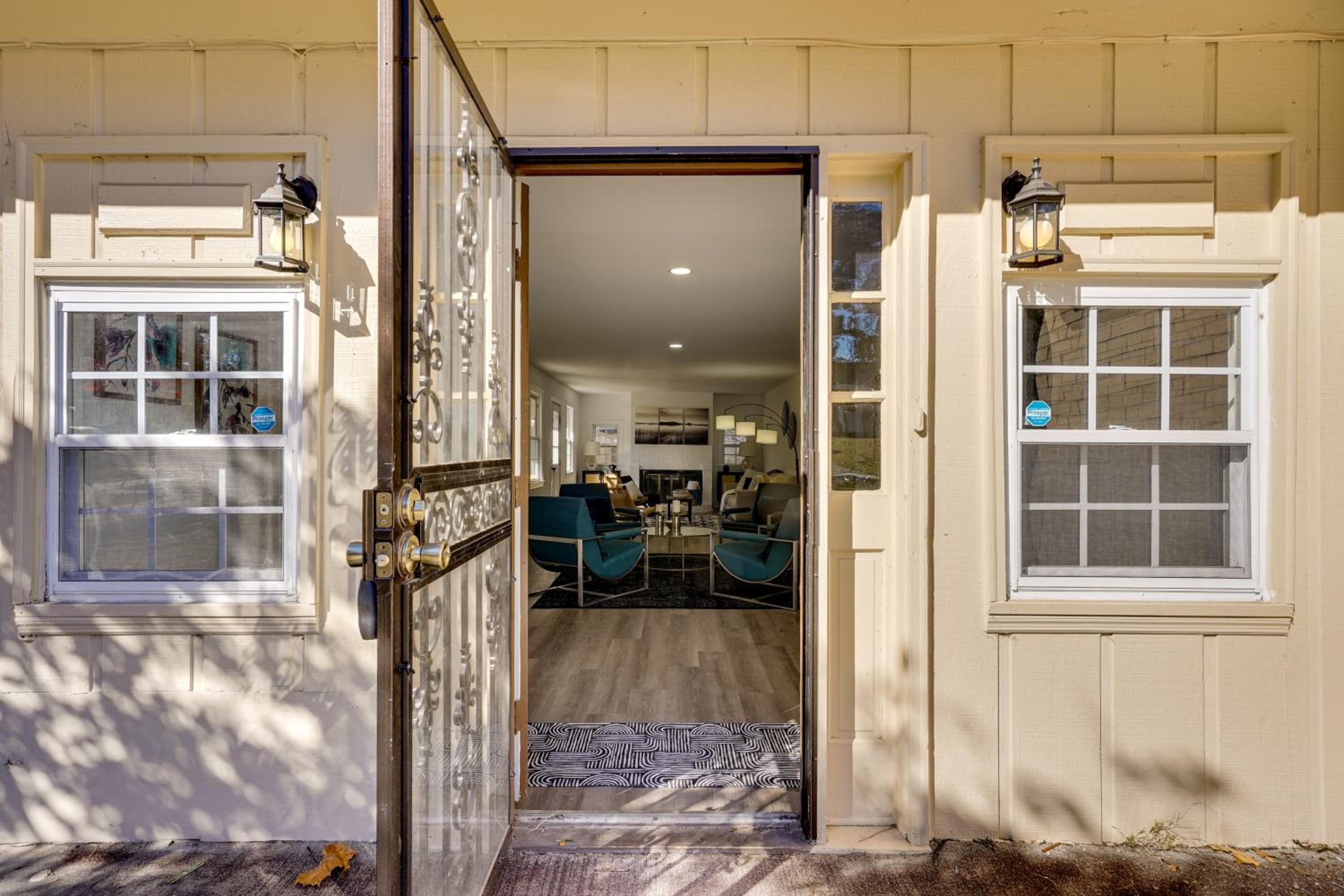 Suburban Family Home 15 Mi to Dtwn Charleston!