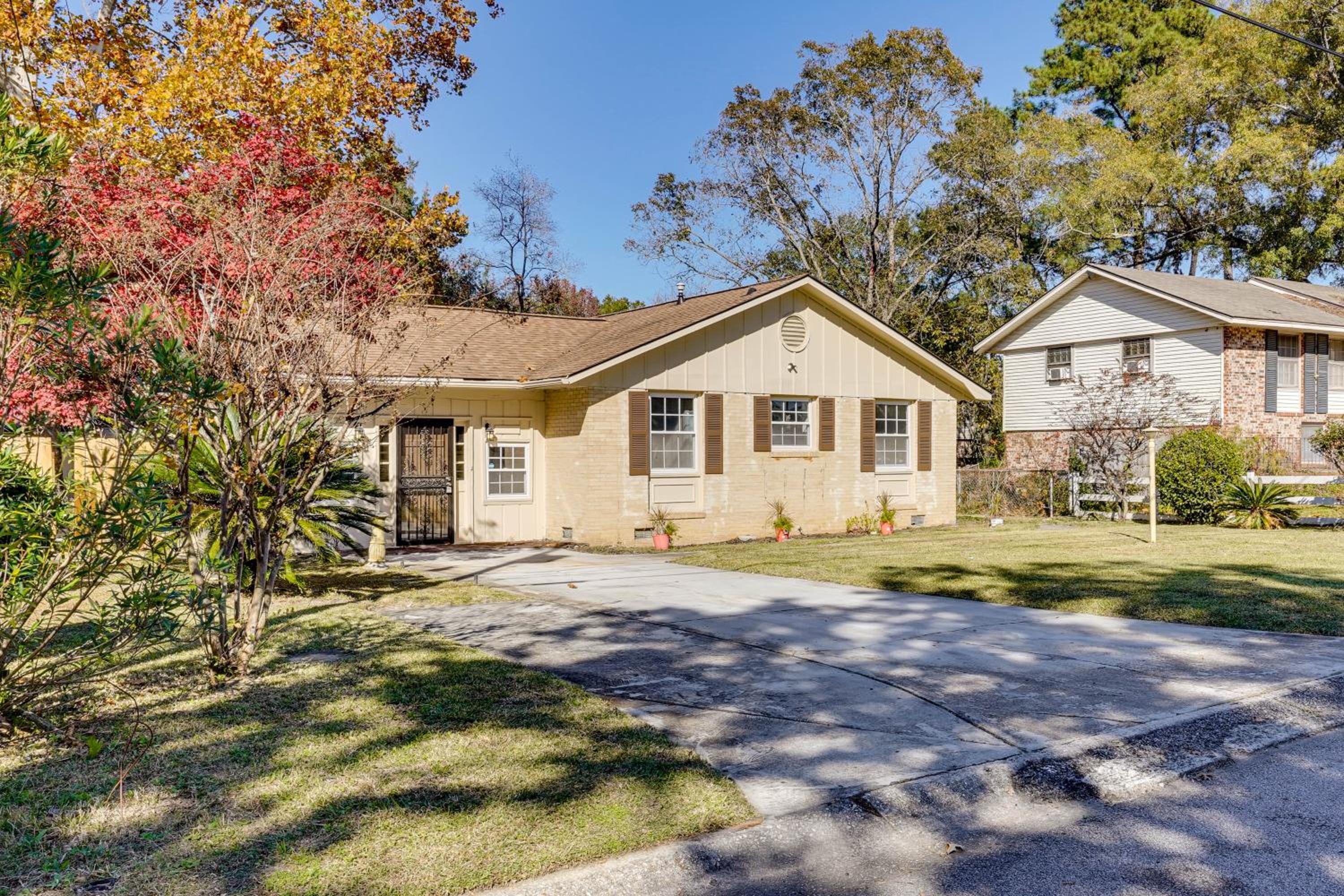 Suburban Family Home 15 Mi to Dtwn Charleston!