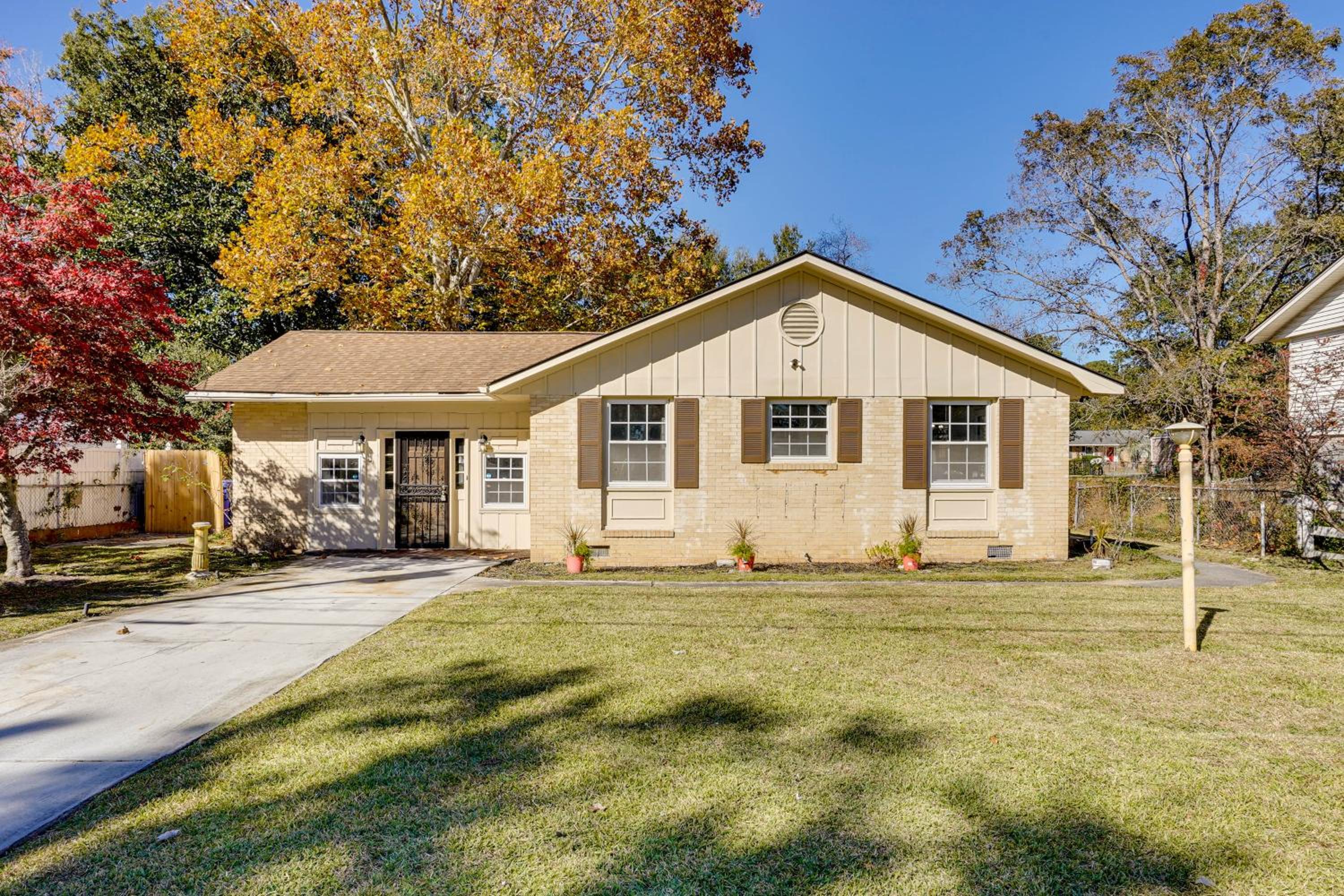 Suburban Family Home 15 Mi to Dtwn Charleston!
