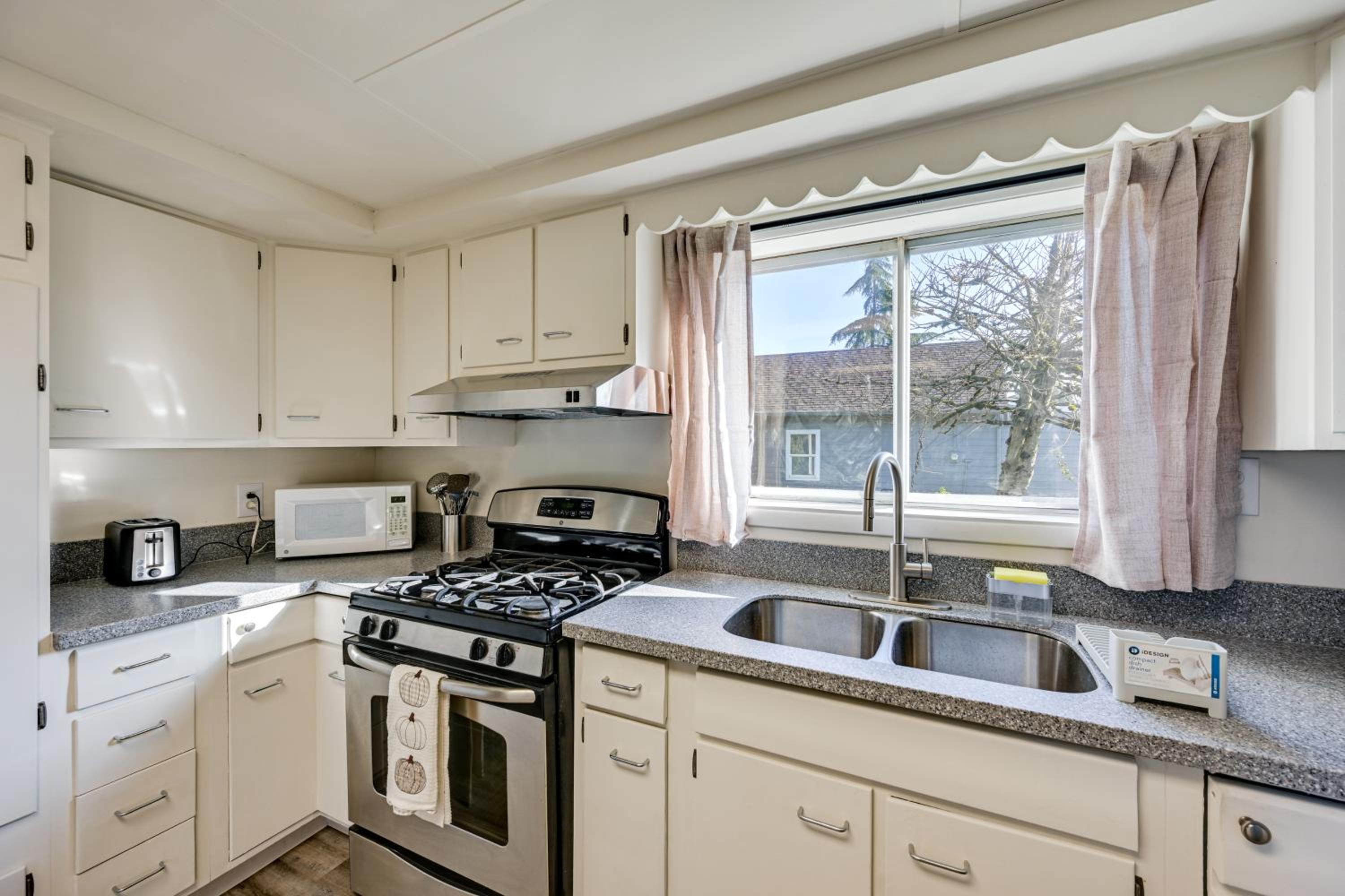 3 Mi to Auburn Station! Commuter-Friendly Home
