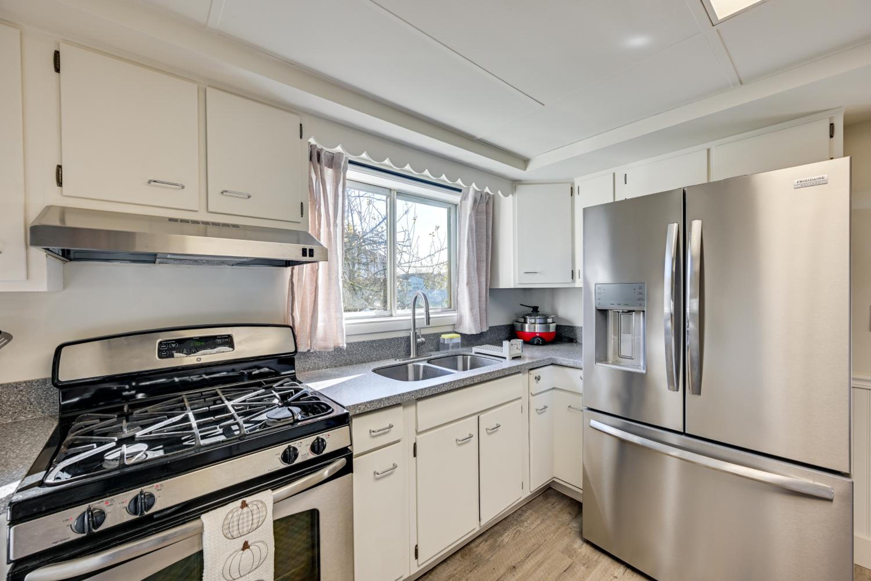3 Mi to Auburn Station! Commuter-Friendly Home