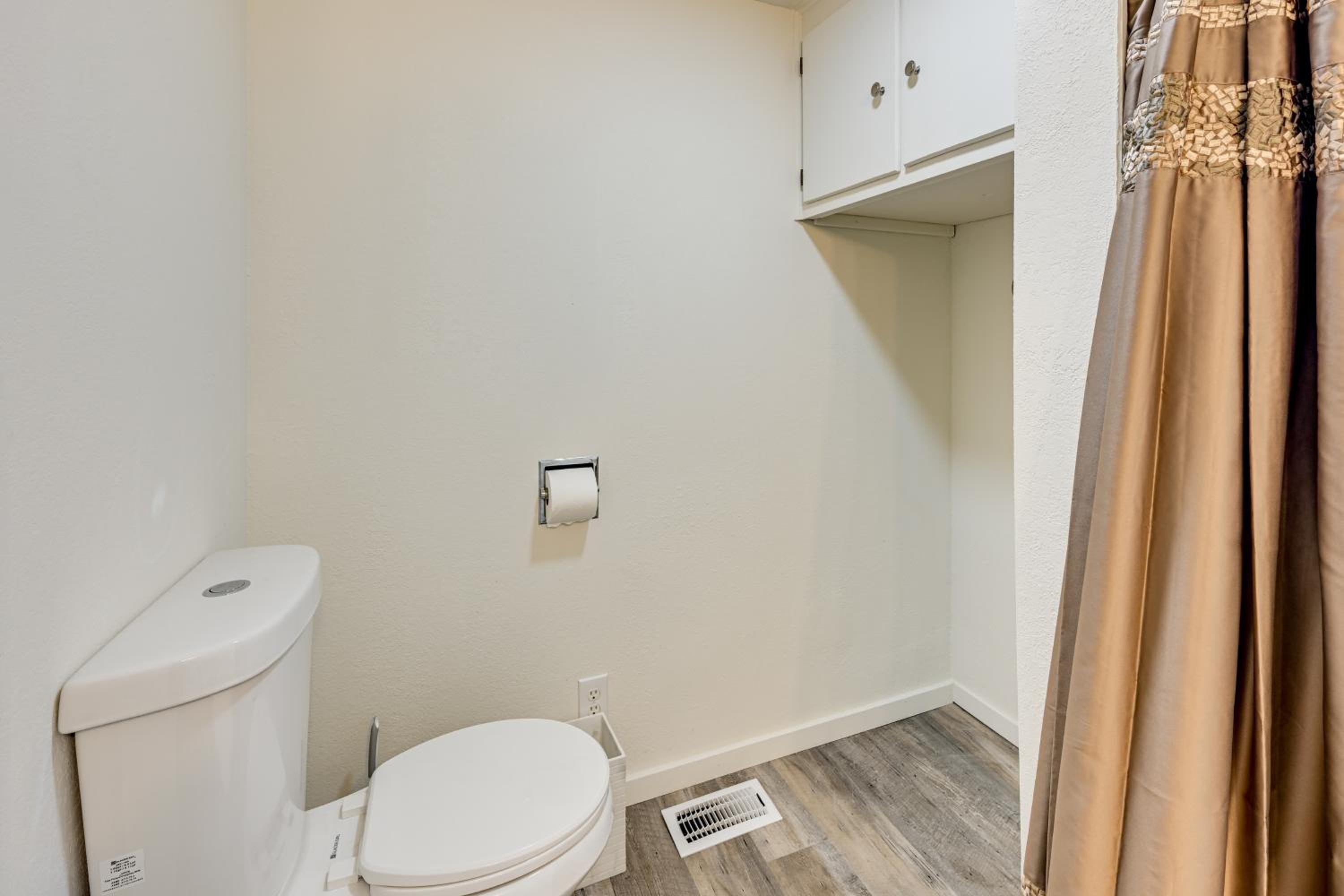 3 Mi to Auburn Station! Commuter-Friendly Home