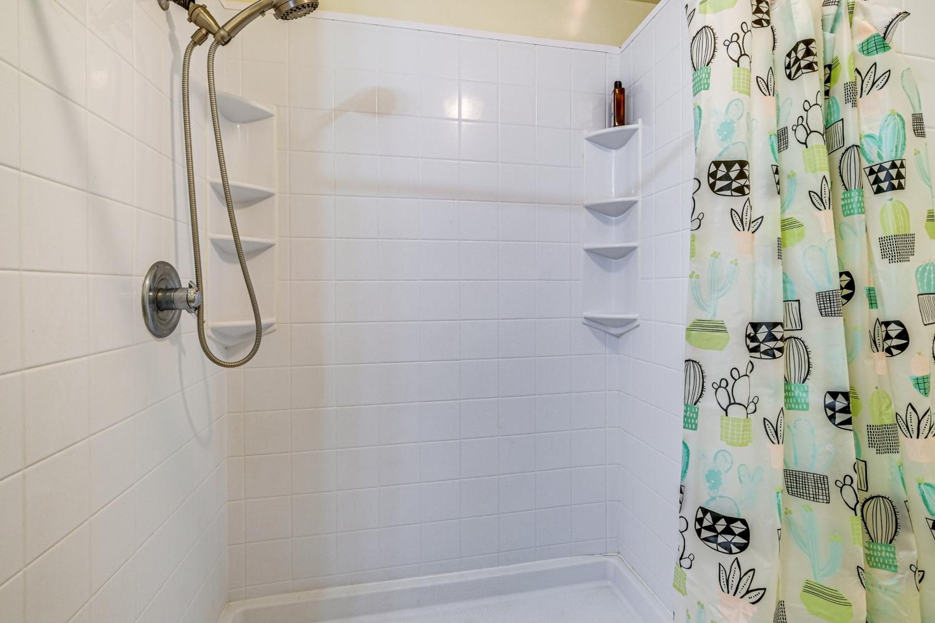 Serene and Spacious! Family-Friendly Catharpin Home
