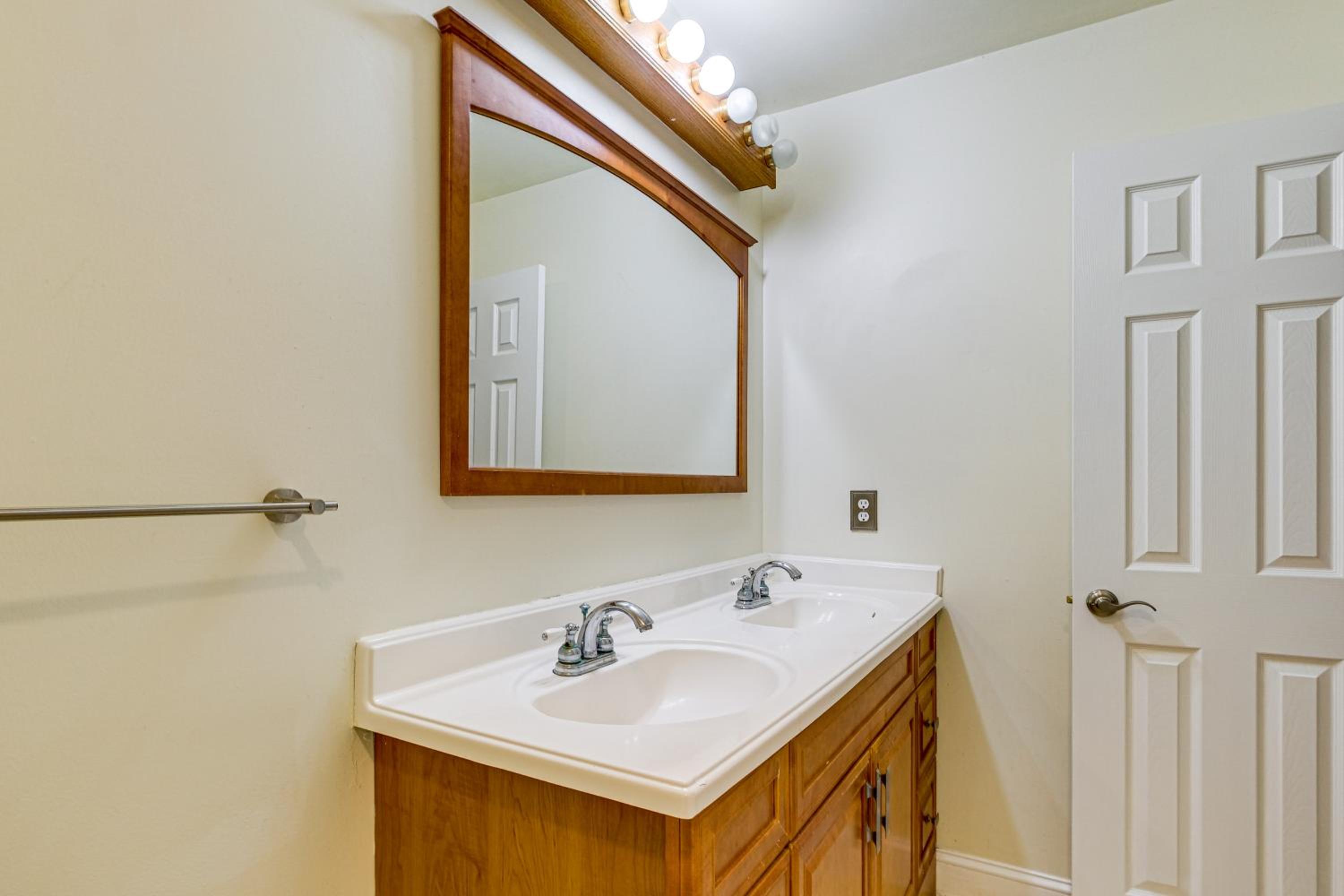 Serene and Spacious! Family-Friendly Catharpin Home