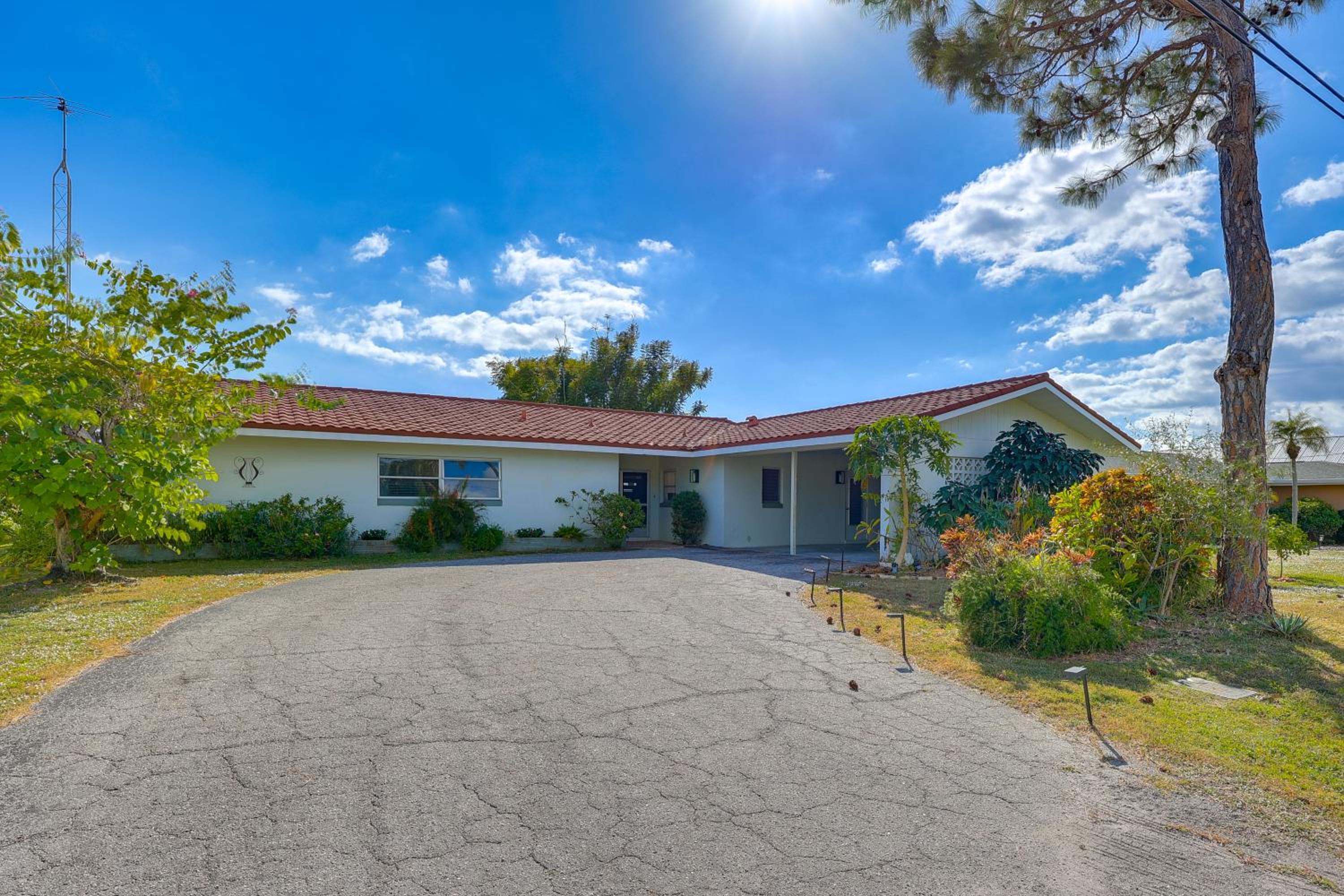 Waterfront Punta Gorda Paradise Dock and Pool!