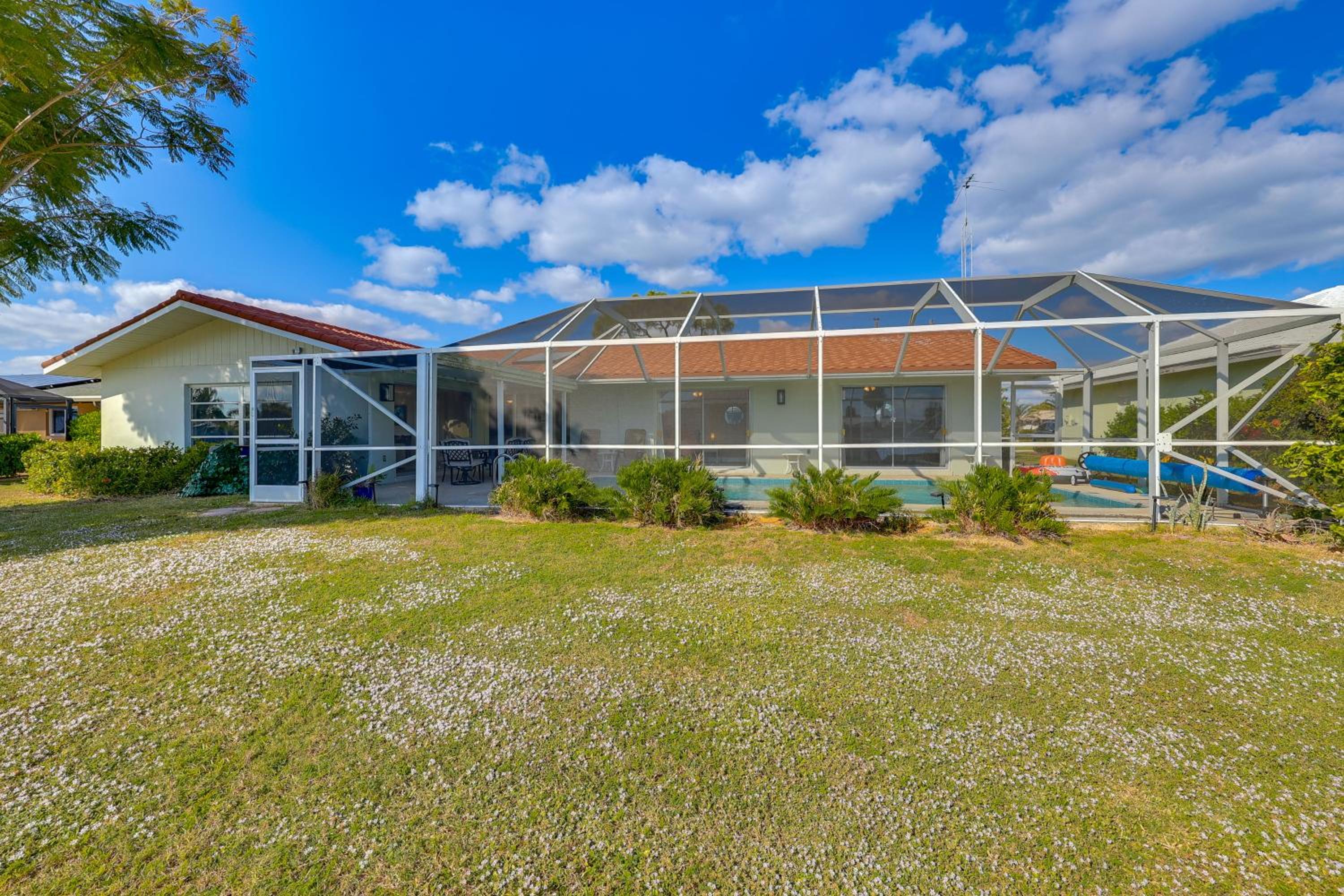 Waterfront Punta Gorda Paradise Dock and Pool!