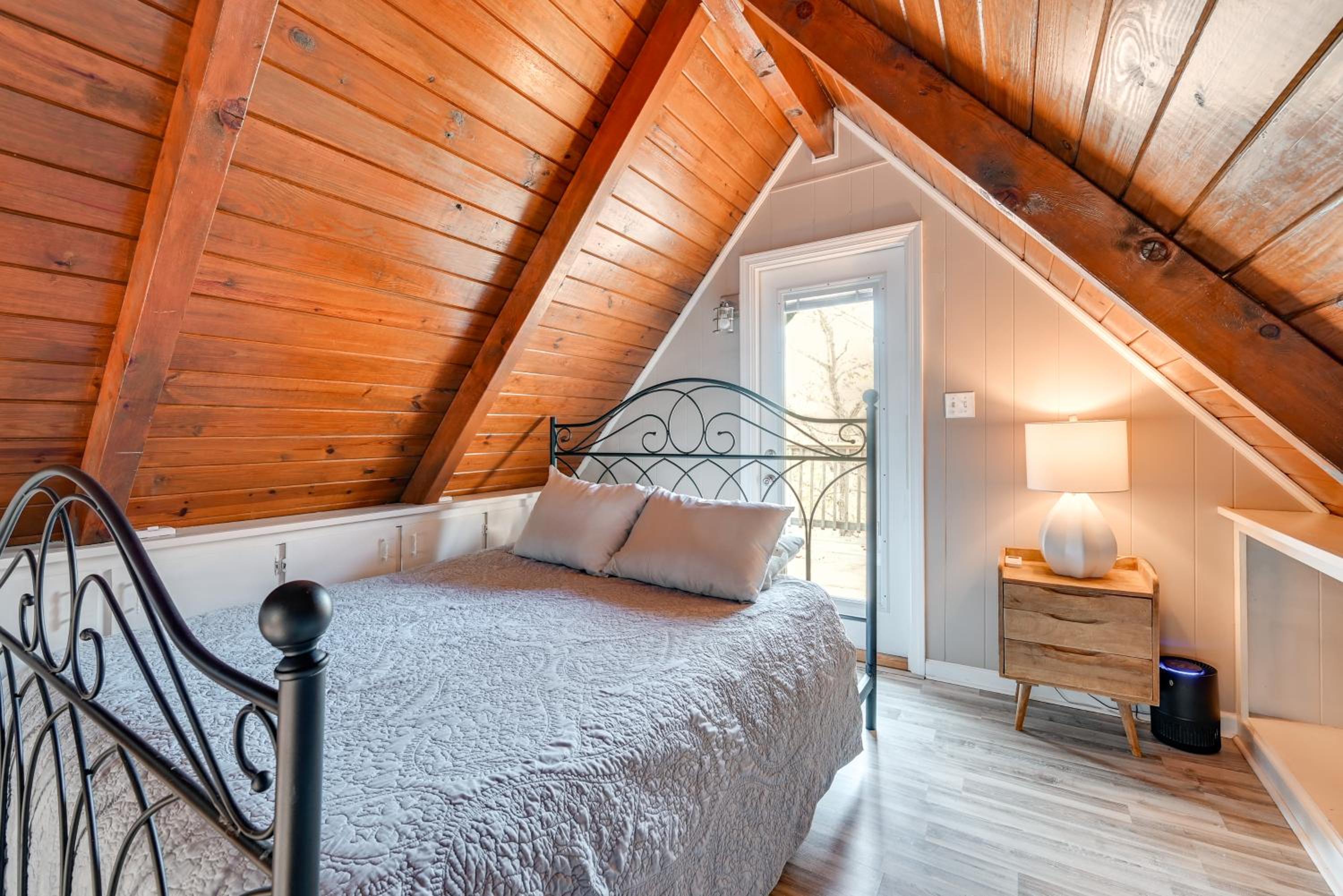 A Hidden Gem! Couples Escape with Dale Hollow Views