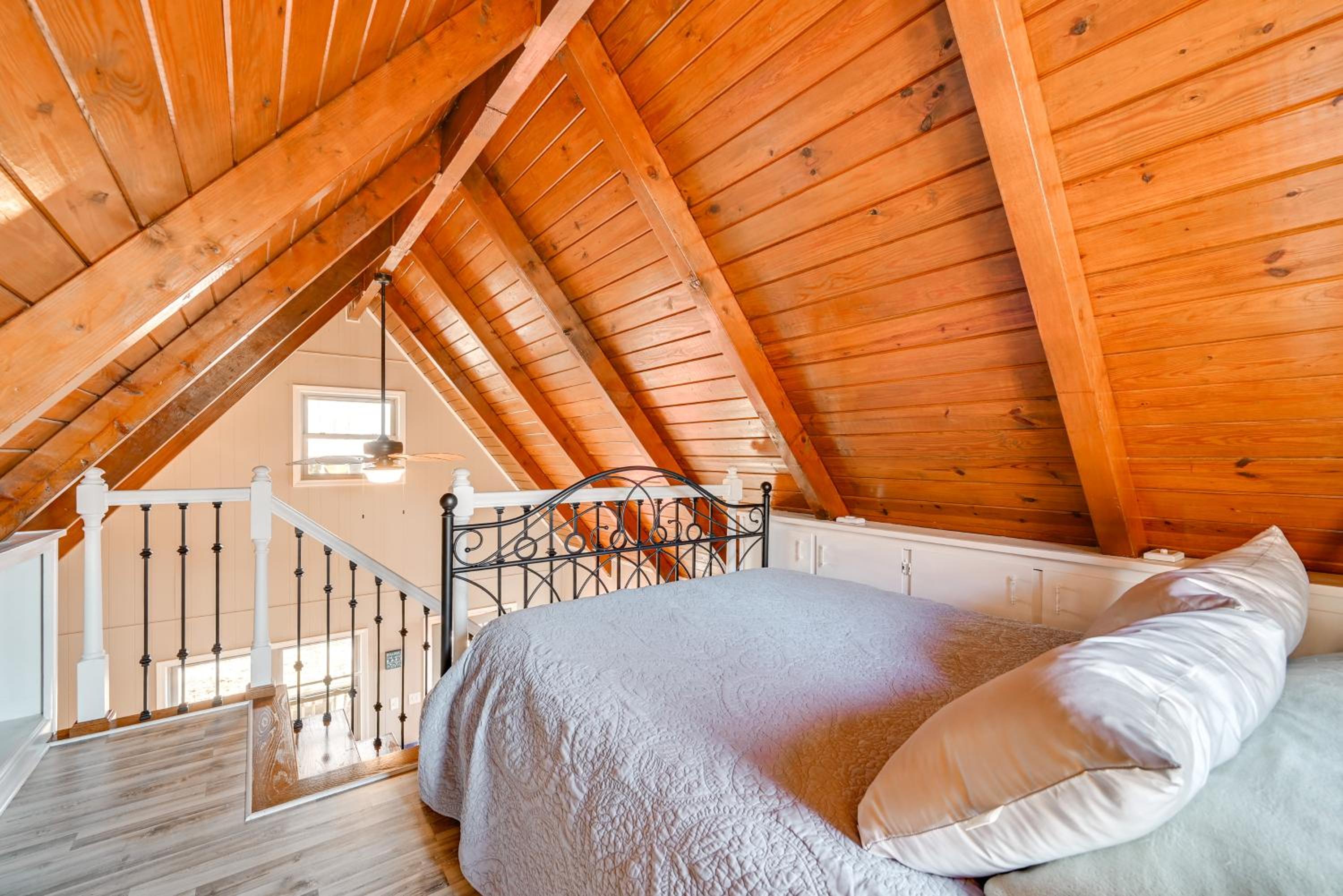 A Hidden Gem! Couples Escape with Dale Hollow Views