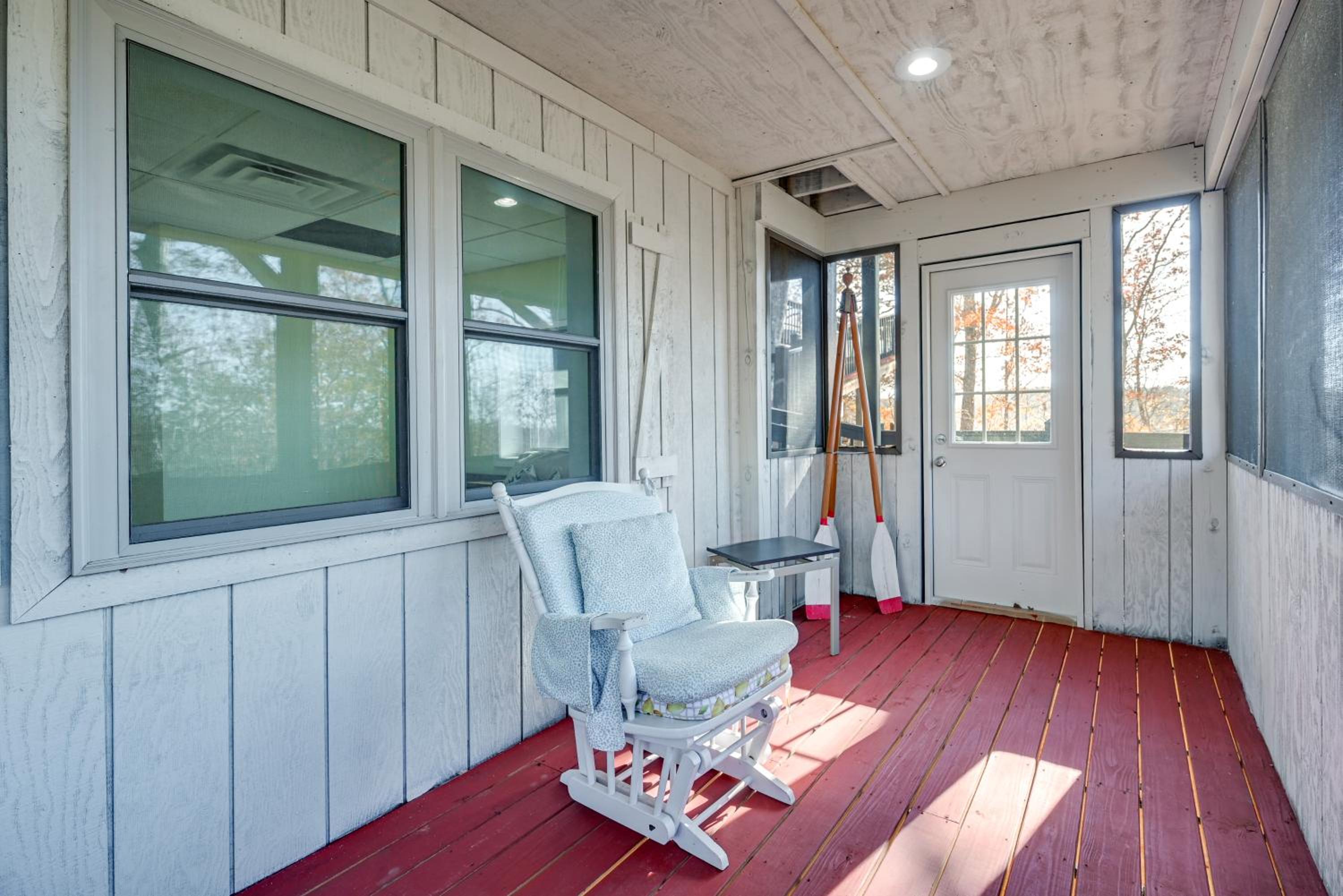A Hidden Gem! Couples Escape with Dale Hollow Views