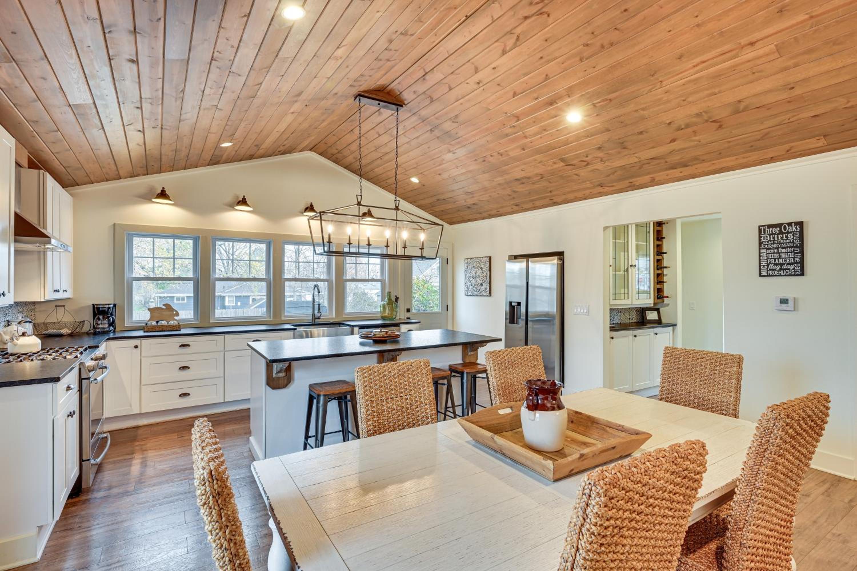 Steps to Elm St Gorgeous Double-Lot Getaway