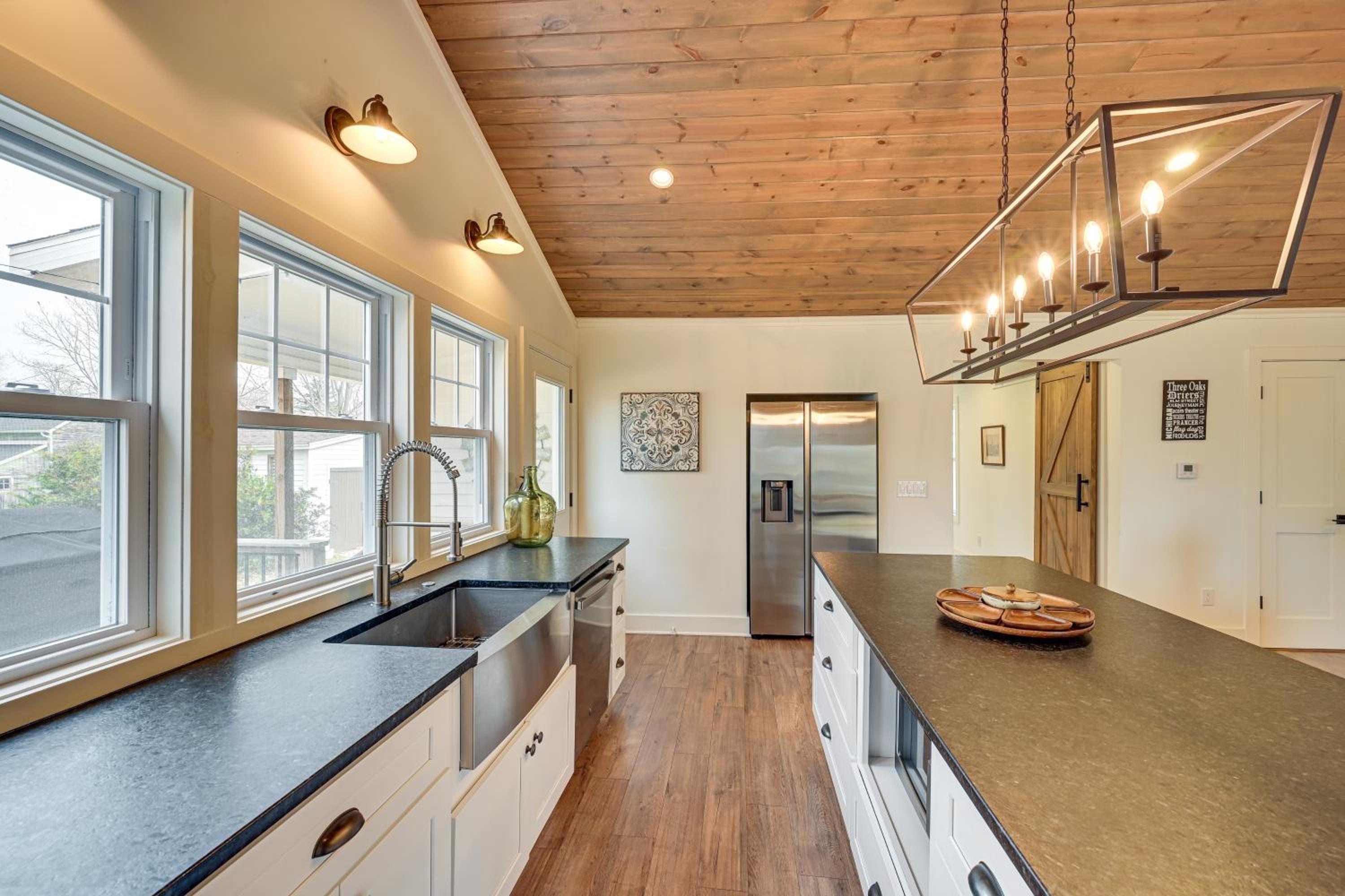 Steps to Elm St Gorgeous Double-Lot Getaway