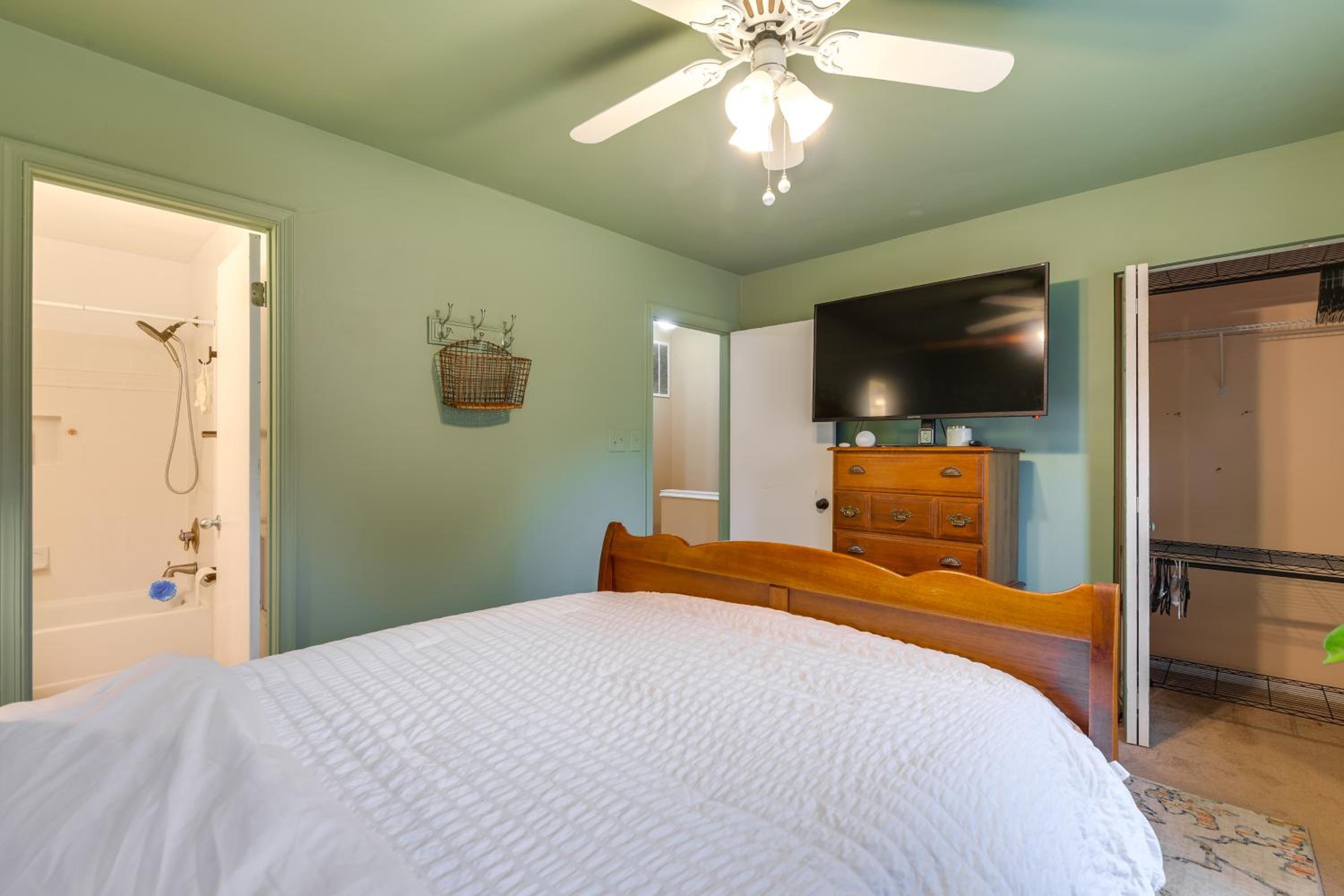Tranquil Townhouse Retreat with Deck in Germantown!