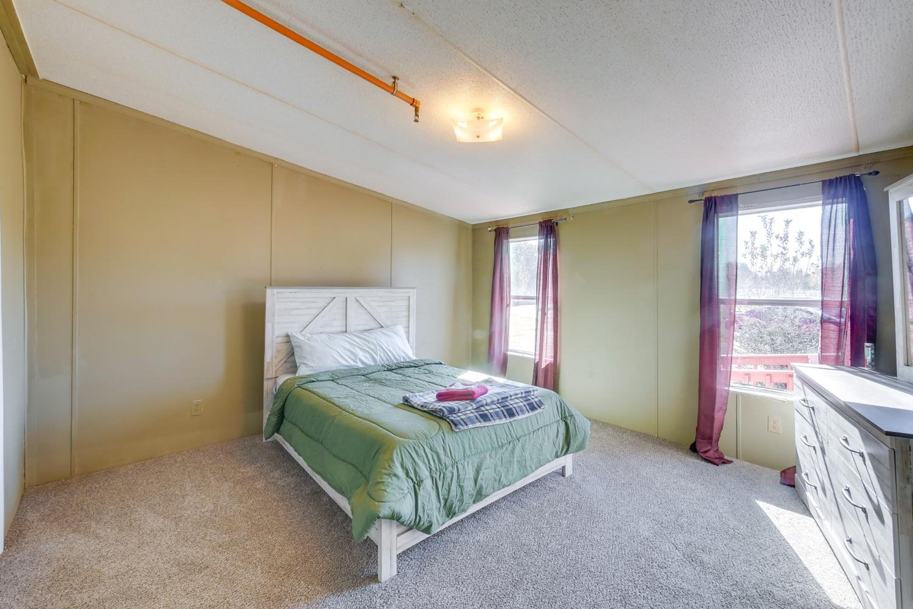 Close to Festivals and Rodeos! Fort Valley Apt