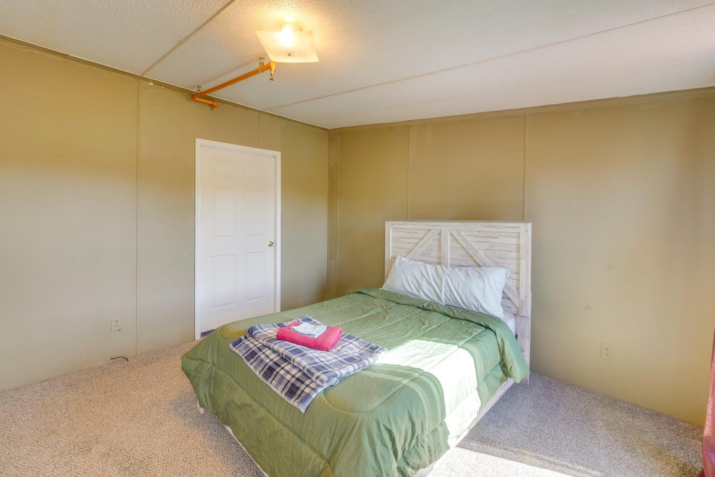 Close to Festivals and Rodeos! Fort Valley Apt