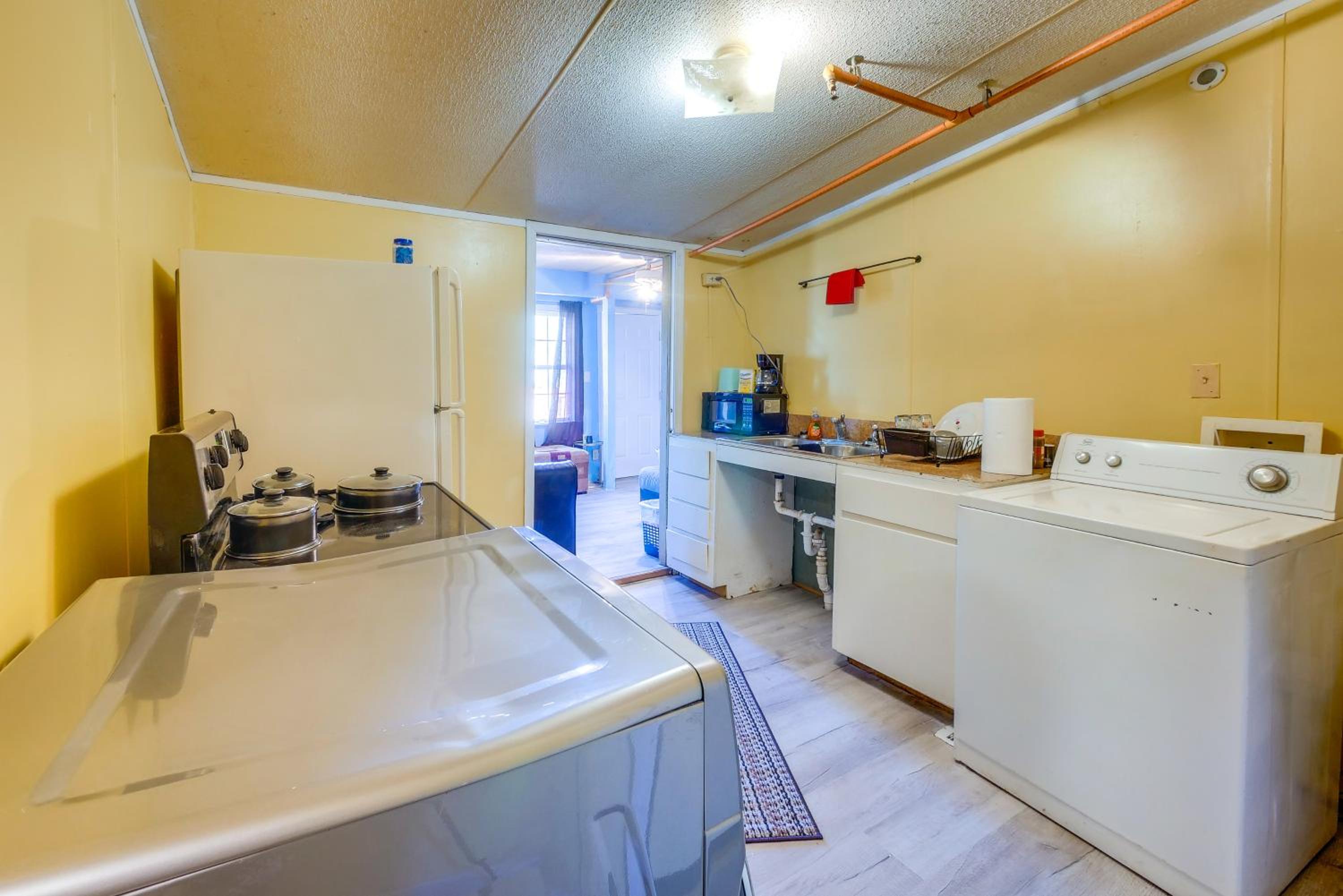 Countryside Escape, 8 Mi to FVSU and Main Street!
