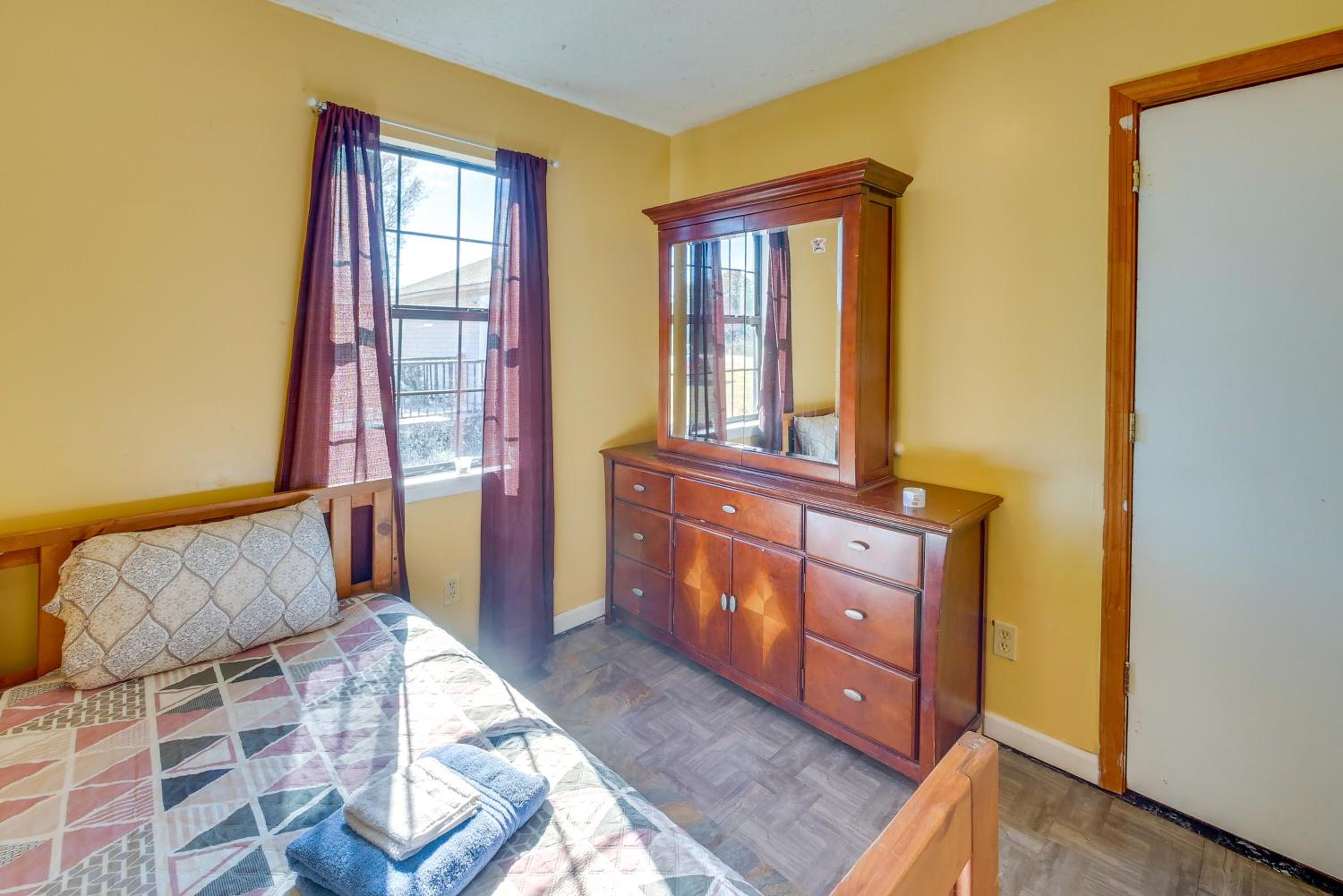 Countryside Escape, 8 Mi to FVSU and Main Street!