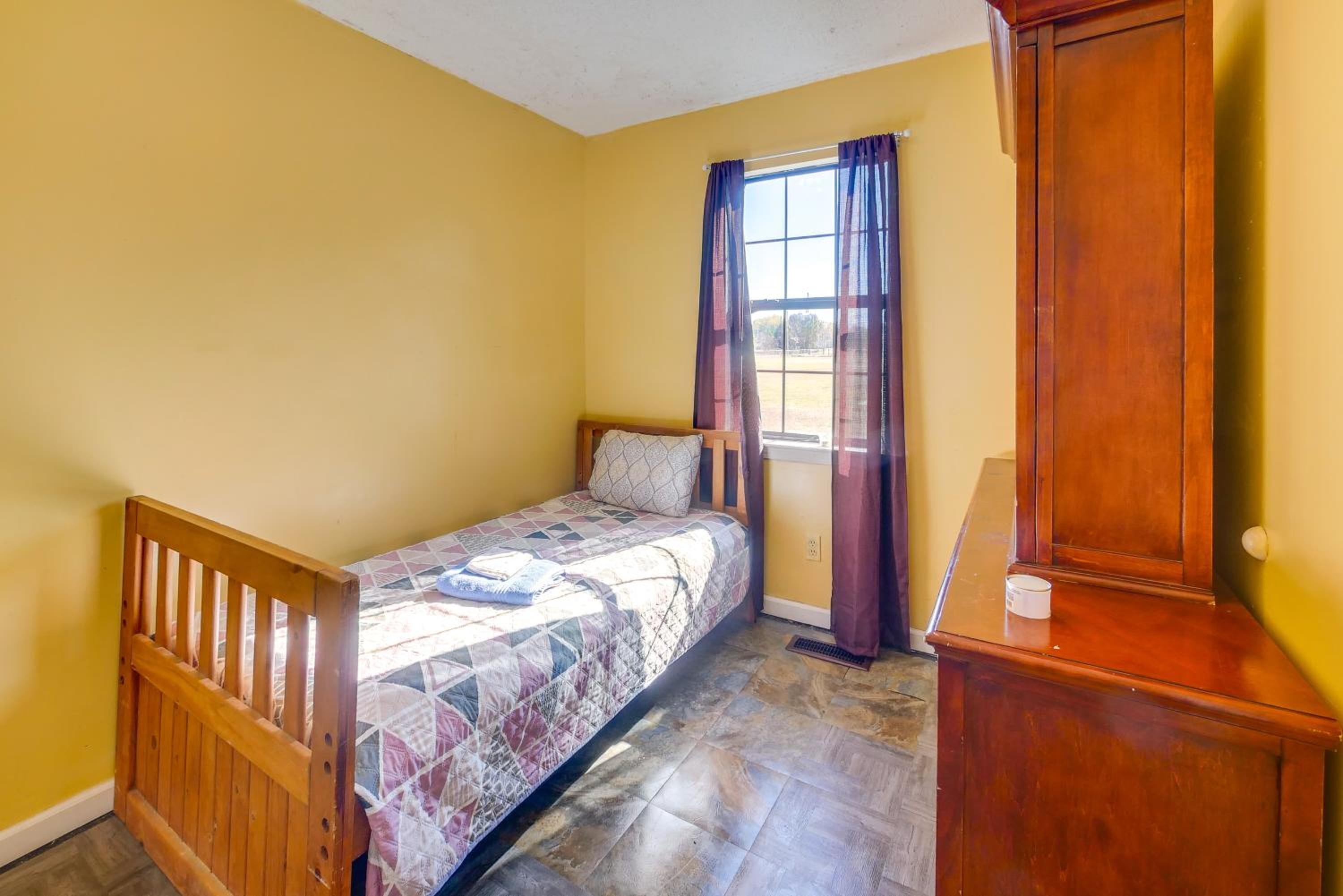 Countryside Escape, 8 Mi to FVSU and Main Street!