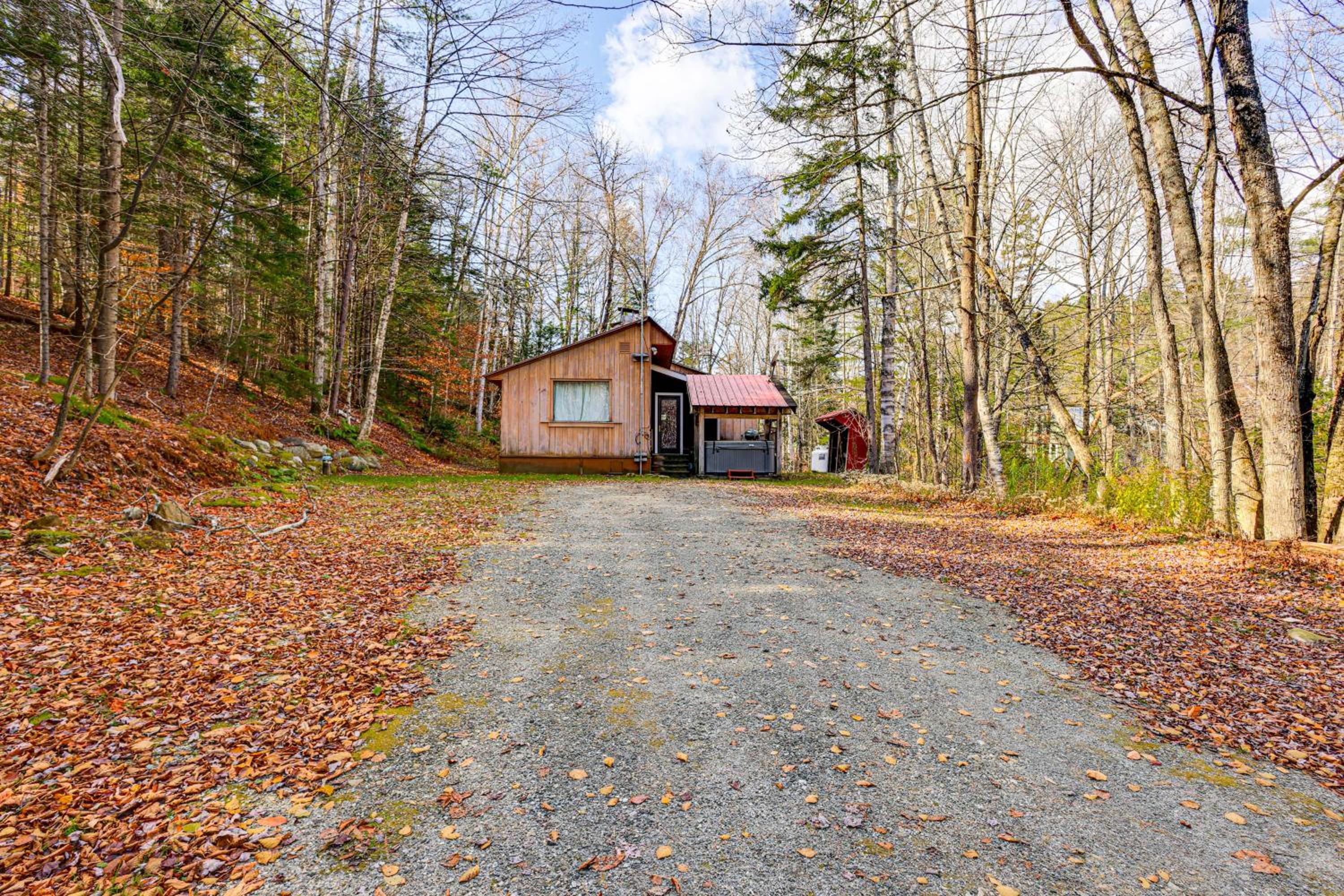 4 Mi to Stratton Mountain Resort! Cabin with Hot Tub