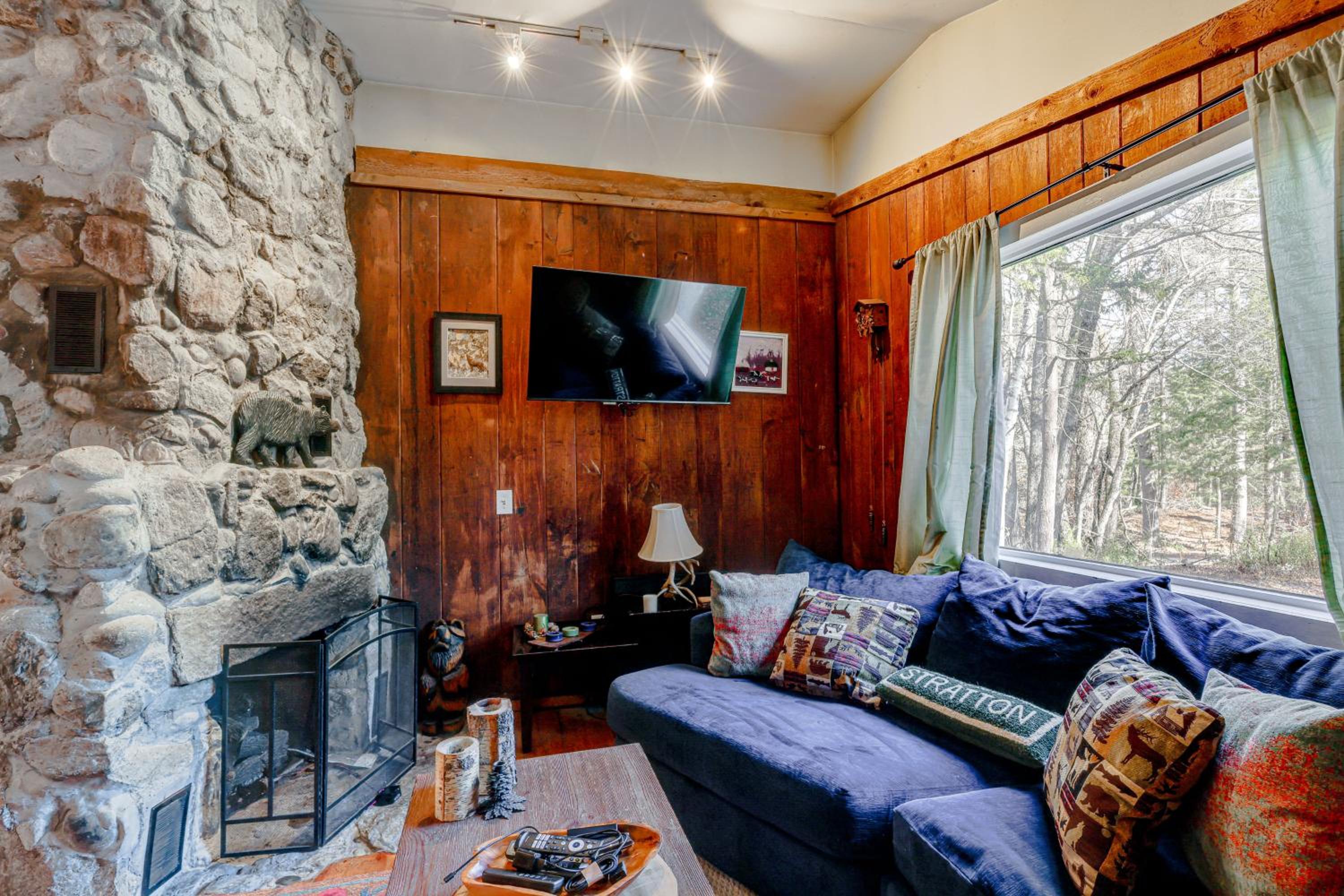 4 Mi to Stratton Mountain Resort! Cabin with Hot Tub