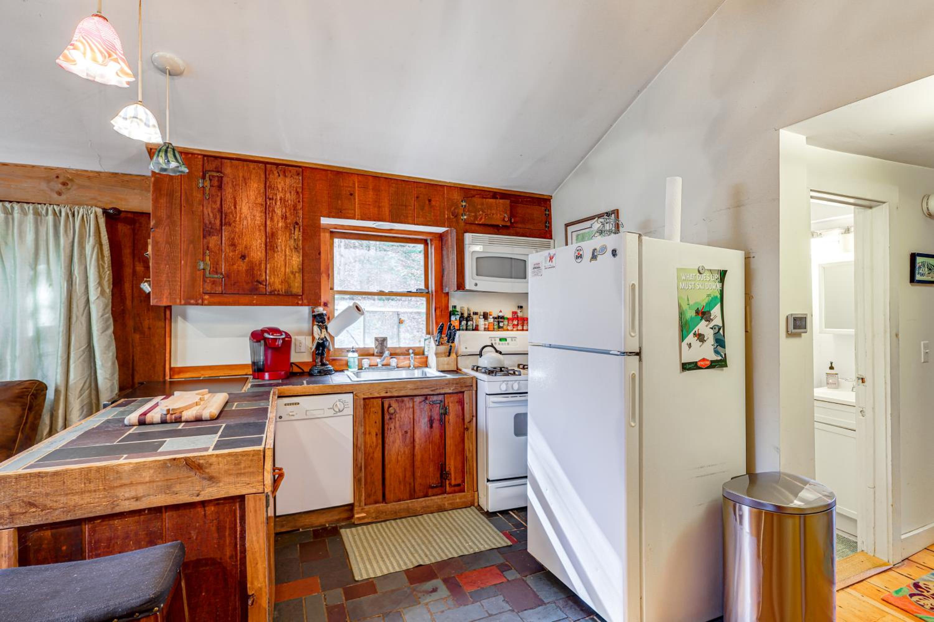 4 Mi to Stratton Mountain Resort! Cabin with Hot Tub