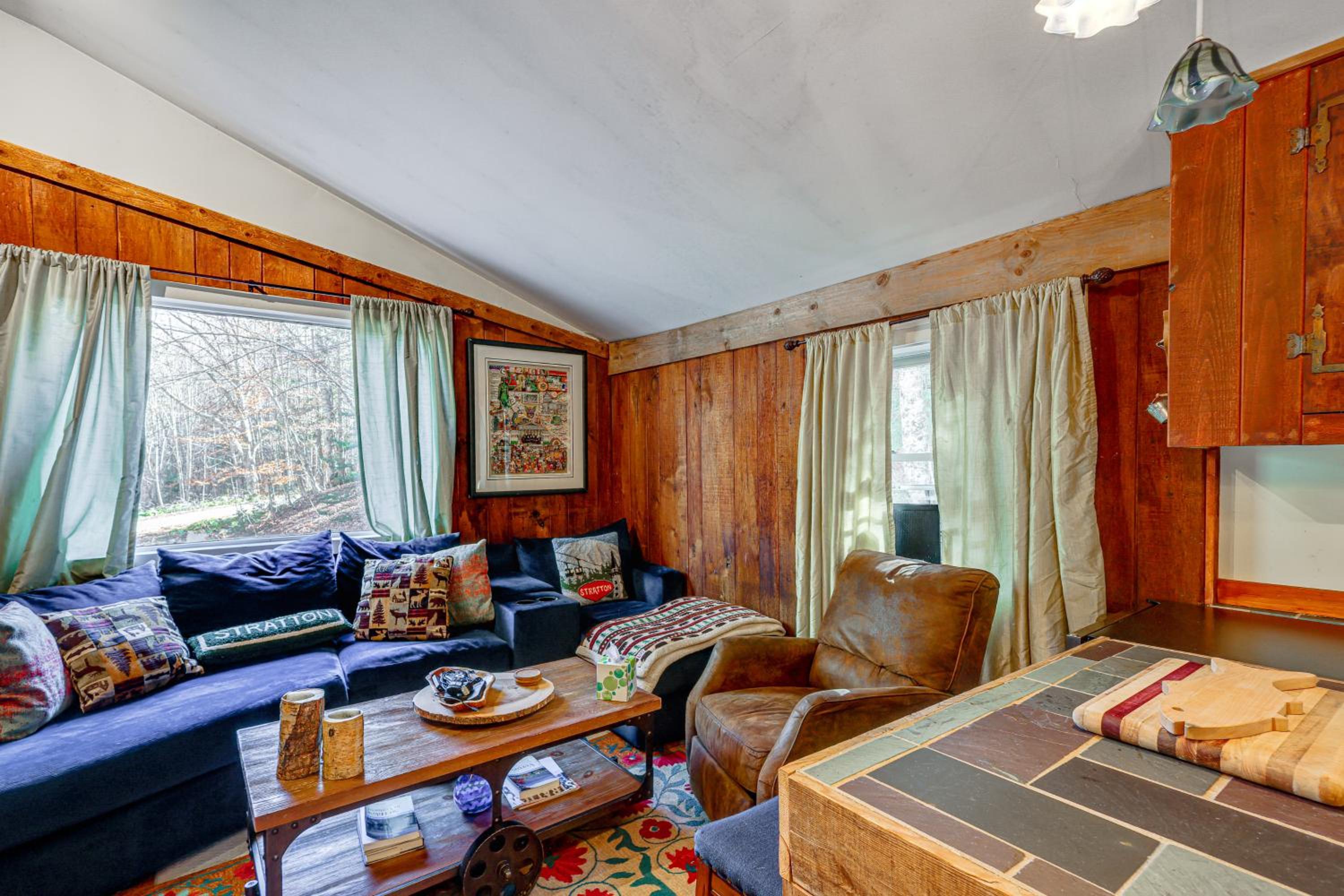 4 Mi to Stratton Mountain Resort! Cabin with Hot Tub