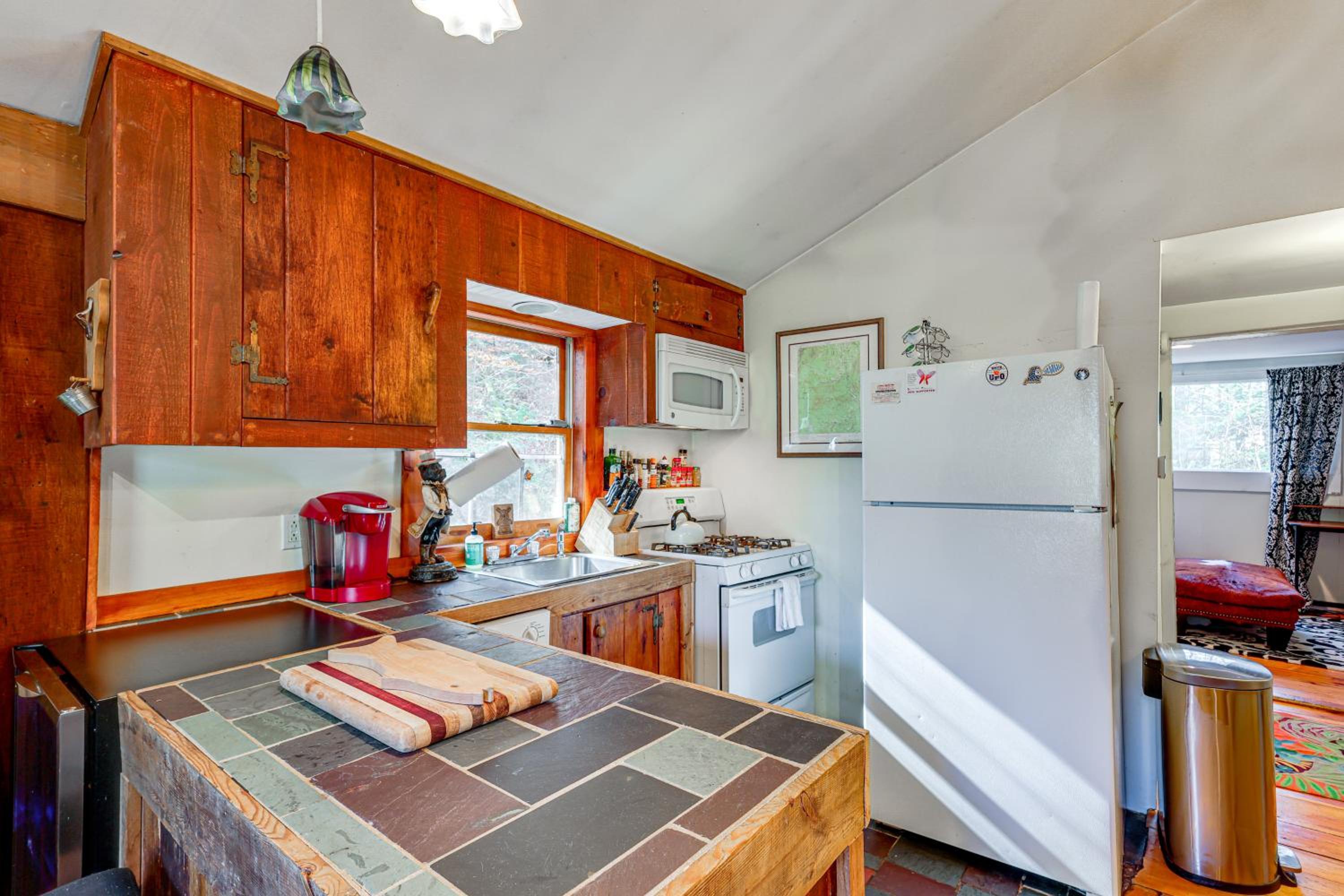 4 Mi to Stratton Mountain Resort! Cabin with Hot Tub