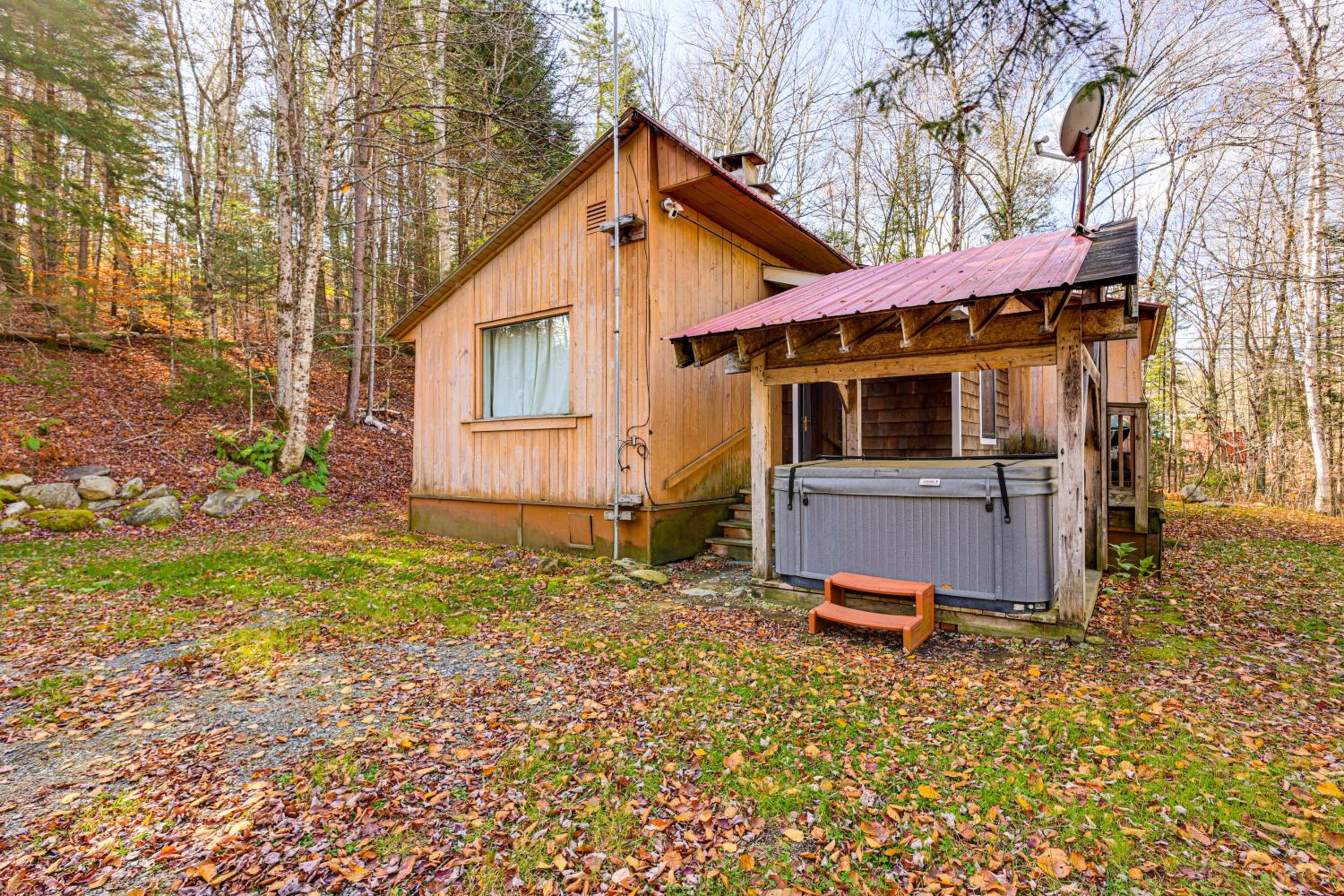 4 Mi to Stratton Mountain Resort! Cabin with Hot Tub
