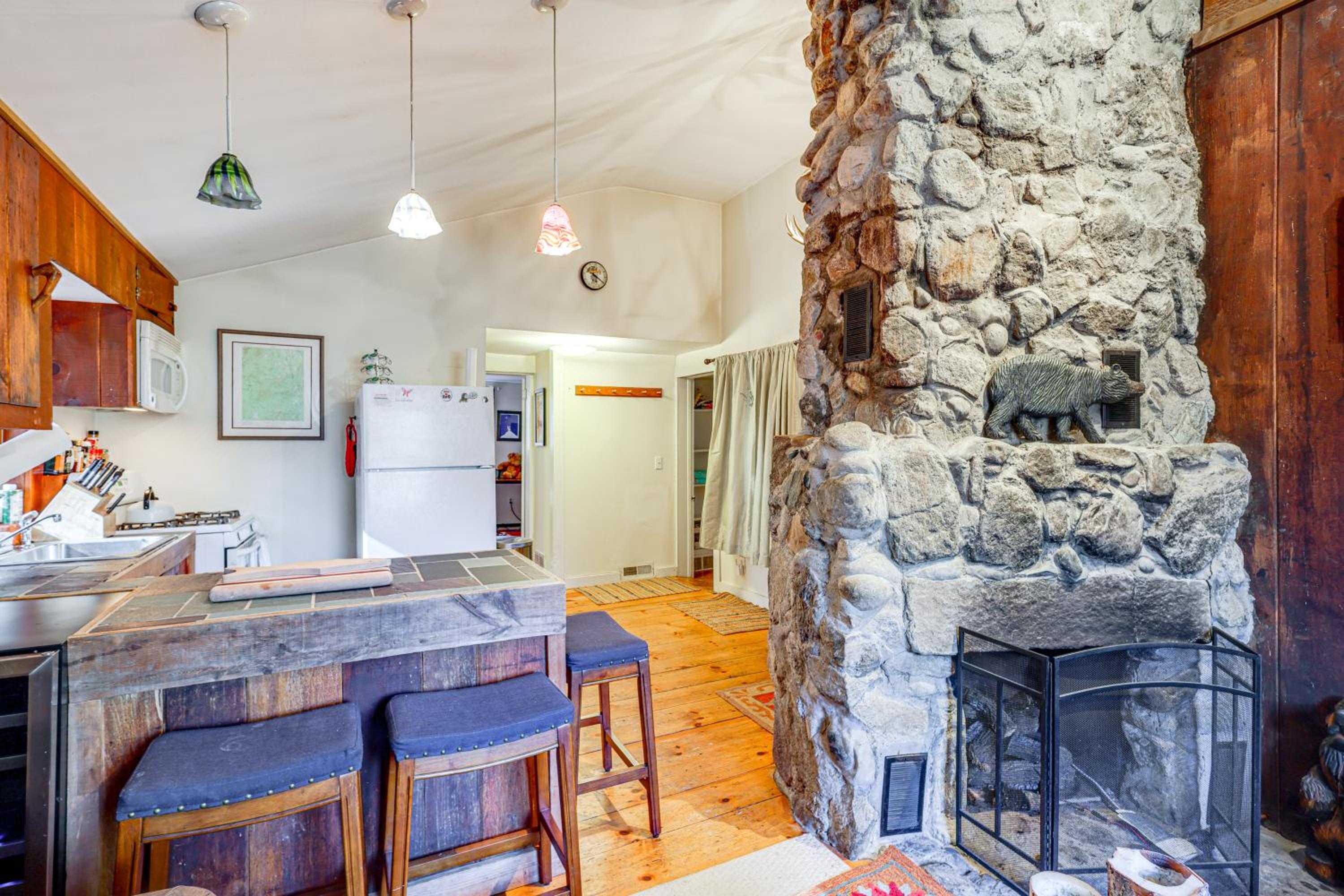 4 Mi to Stratton Mountain Resort! Cabin with Hot Tub