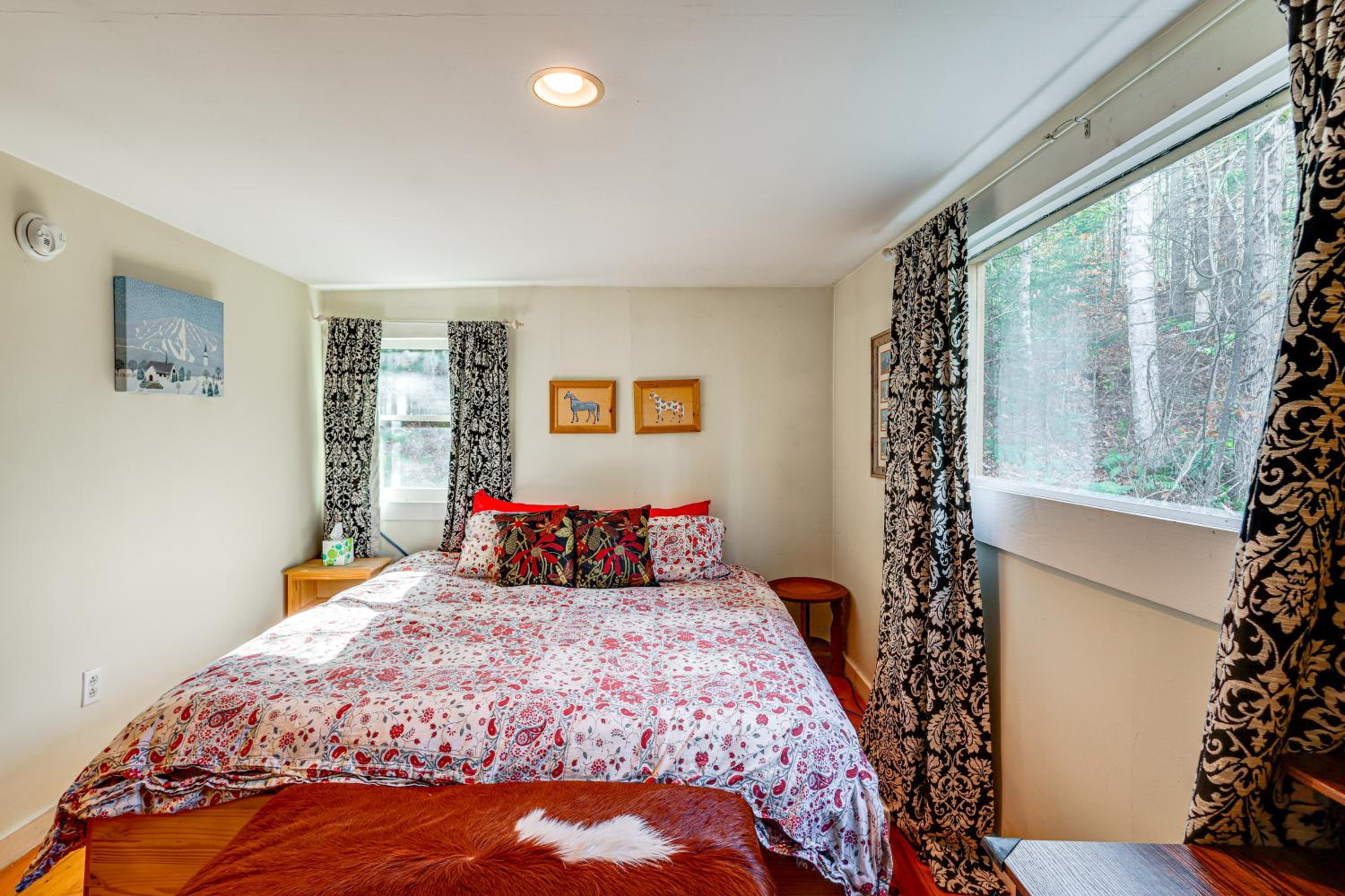 4 Mi to Stratton Mountain Resort! Cabin with Hot Tub