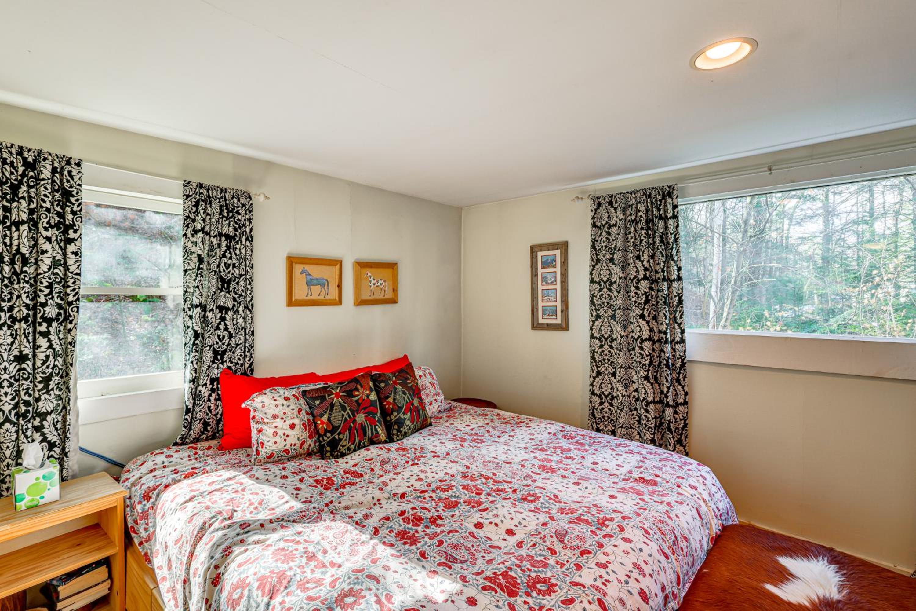 4 Mi to Stratton Mountain Resort! Cabin with Hot Tub