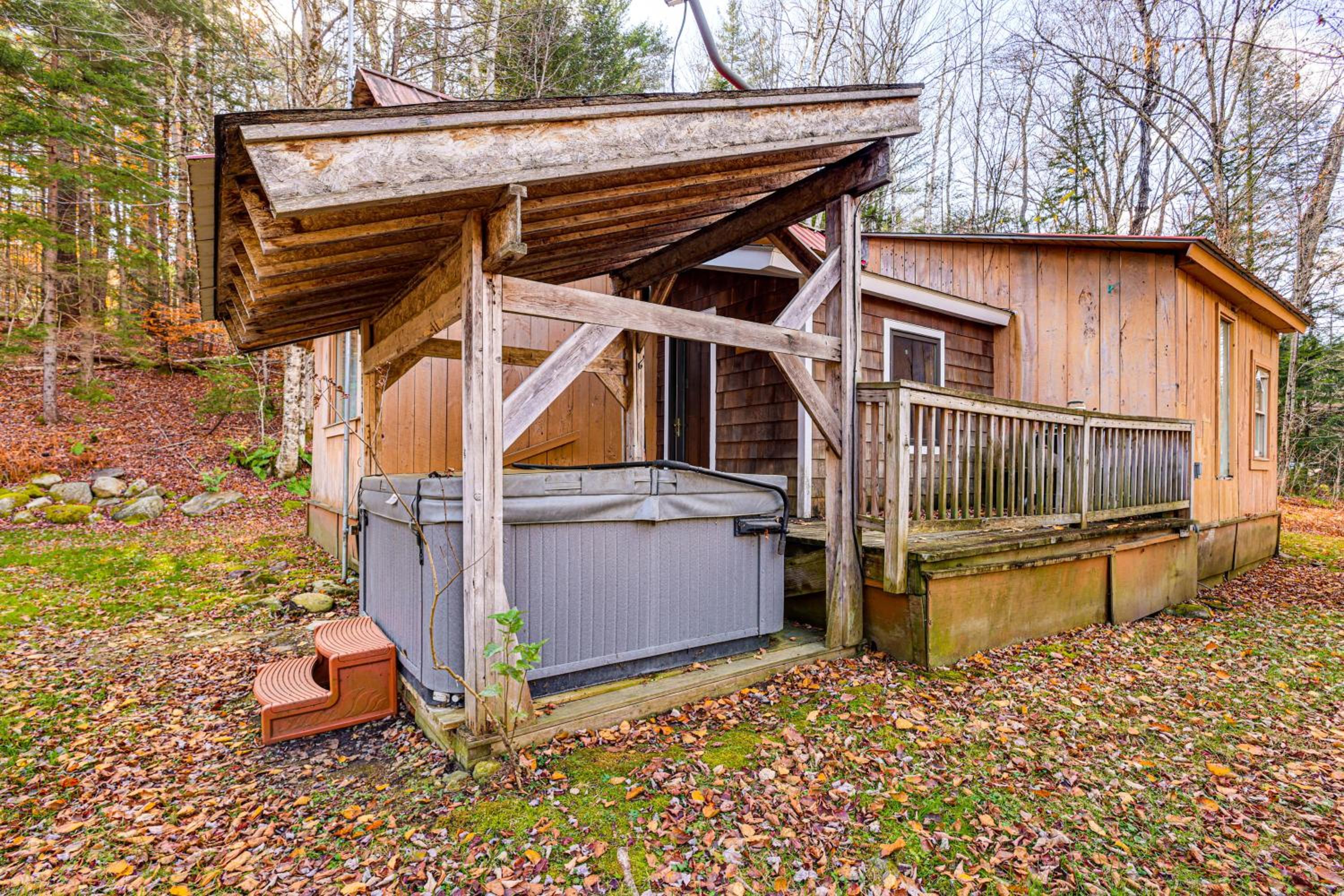 4 Mi to Stratton Mountain Resort! Cabin with Hot Tub
