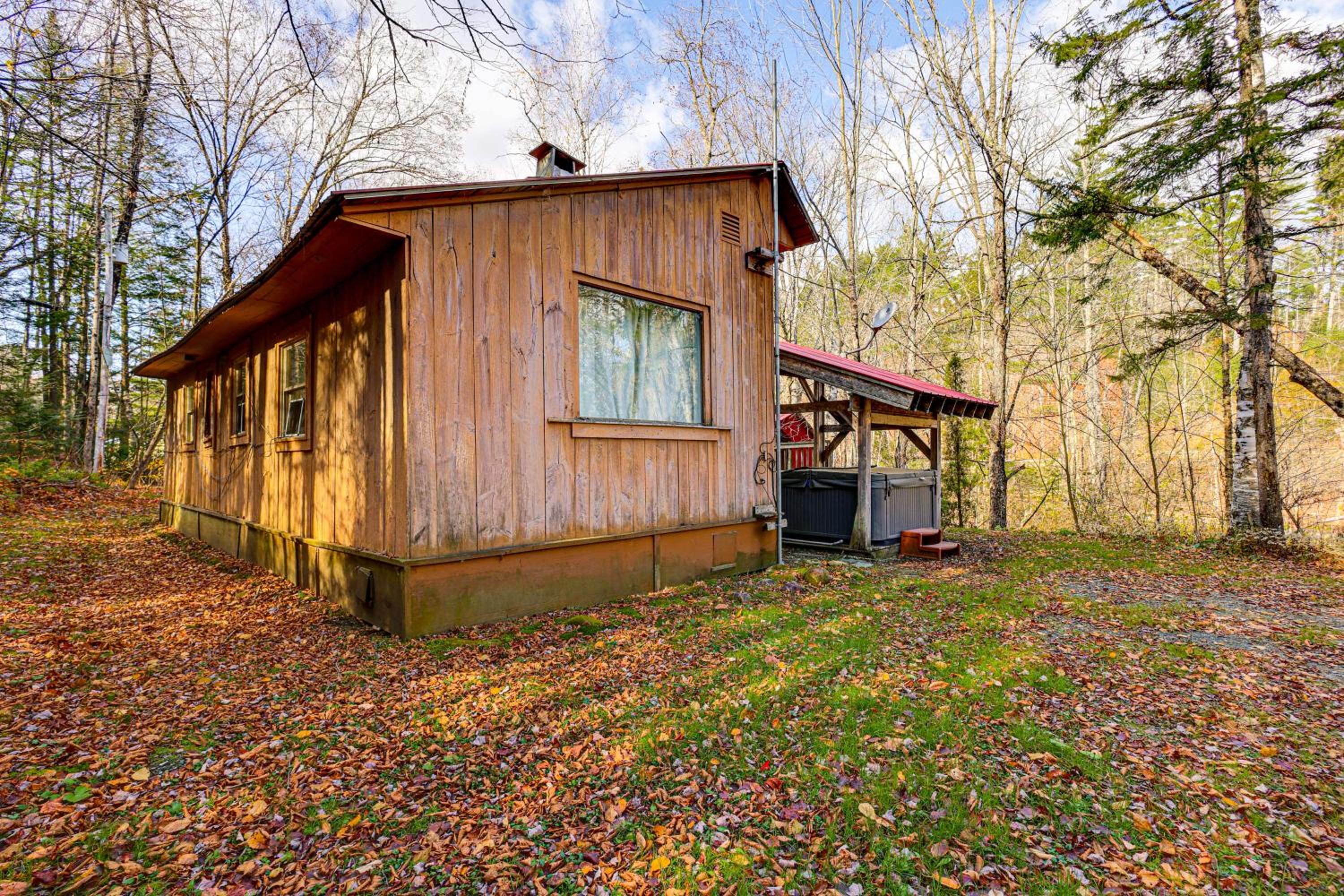 4 Mi to Stratton Mountain Resort! Cabin with Hot Tub