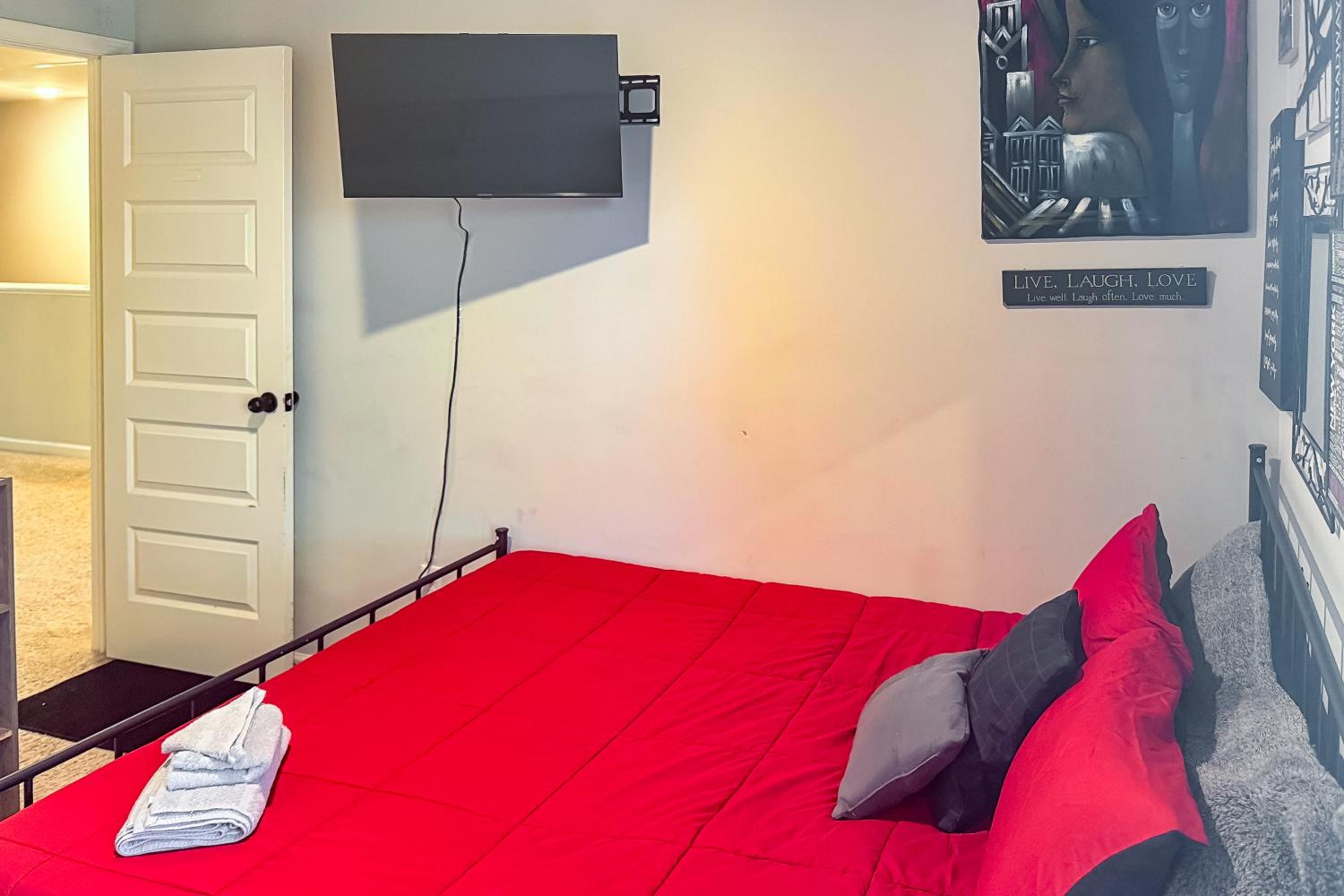 Pets Welcome! Family Townhome with Yard in Atlanta