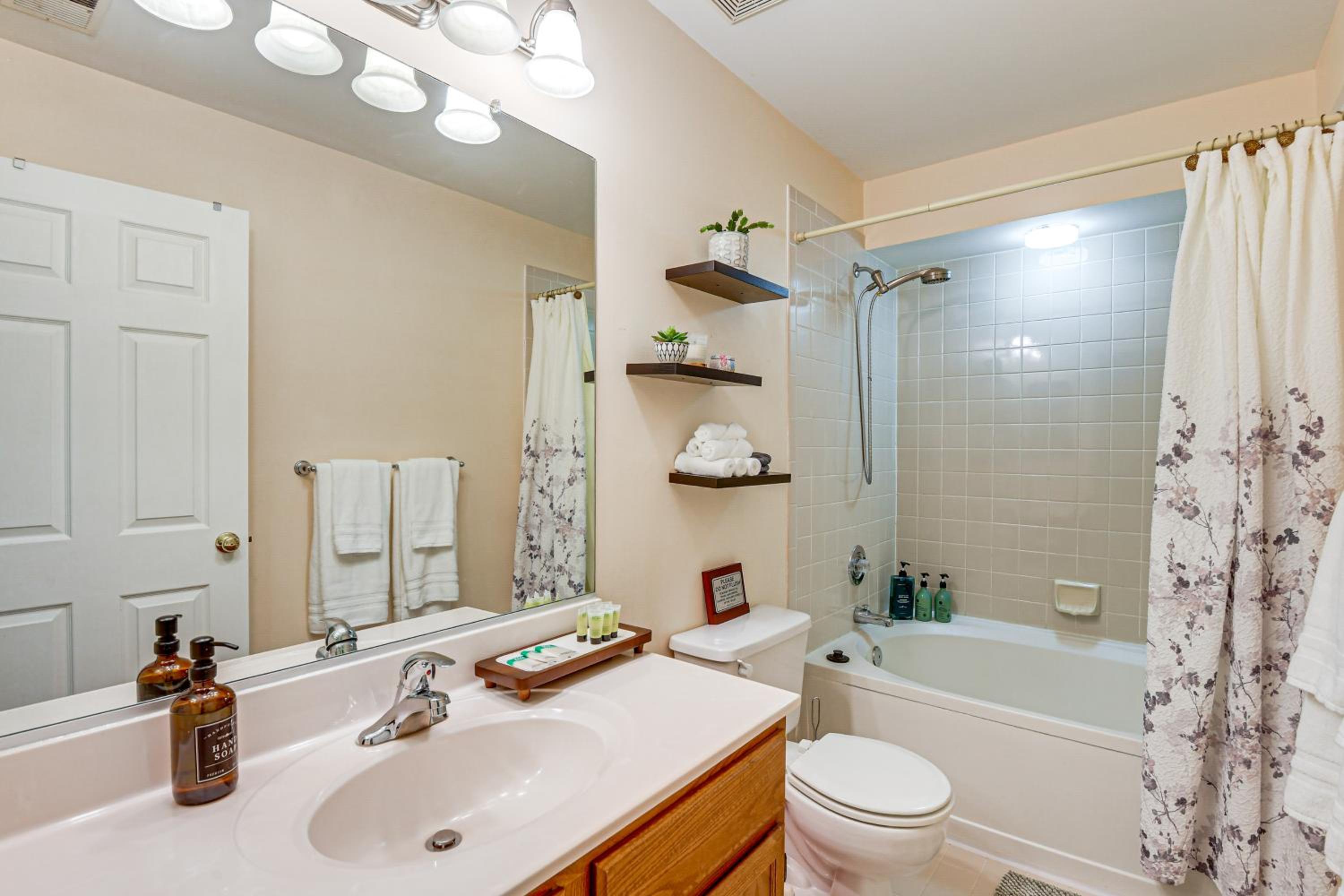 1 Mi to Centennial Park Gem with Golf Course Views