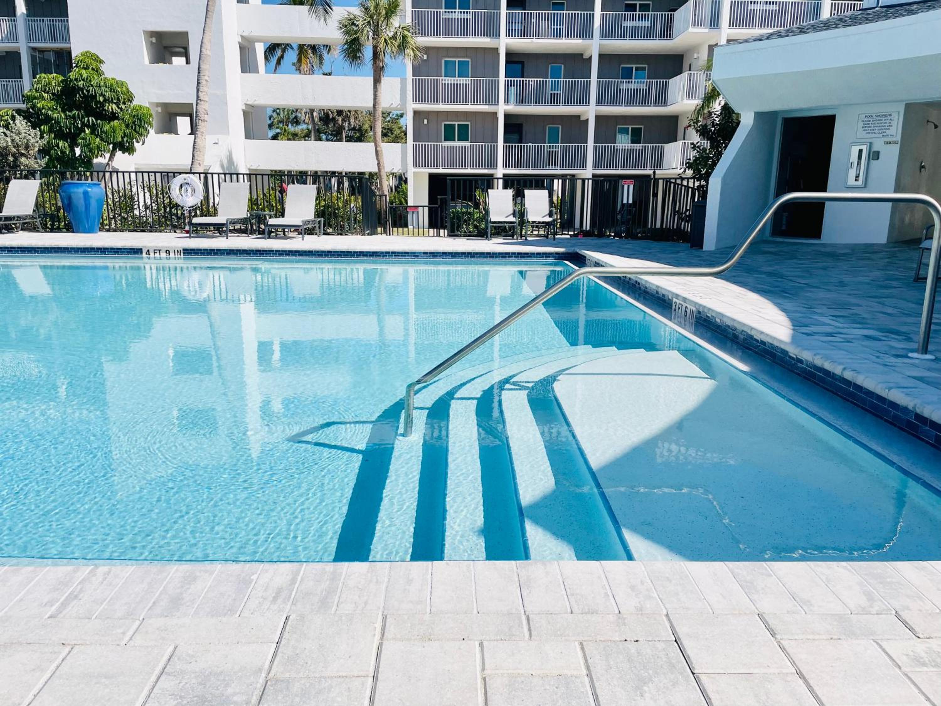 Island Beach Club - steps to the Gulf!
