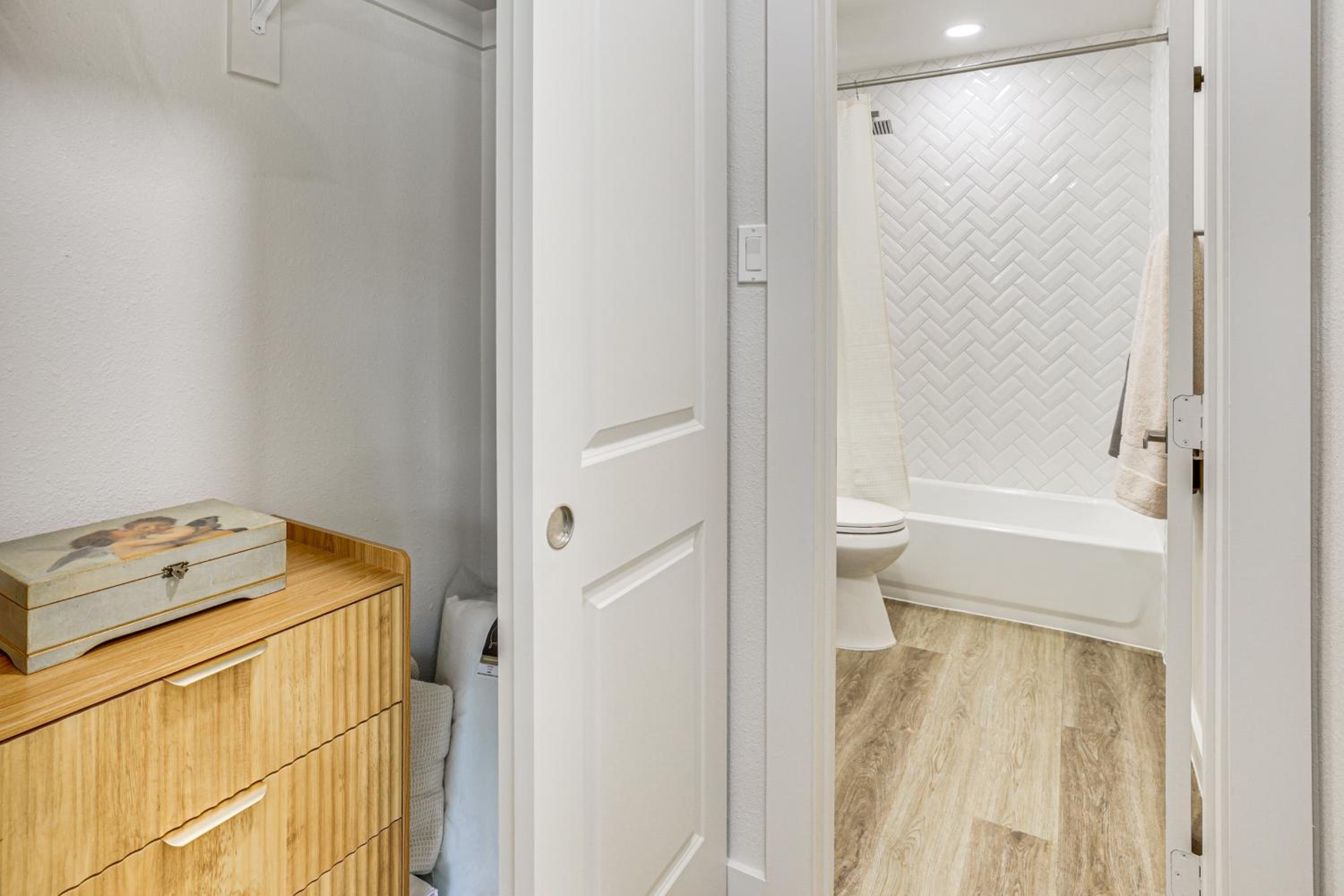 Great for Travel Nurses 2BR East Dallas Townhome!
