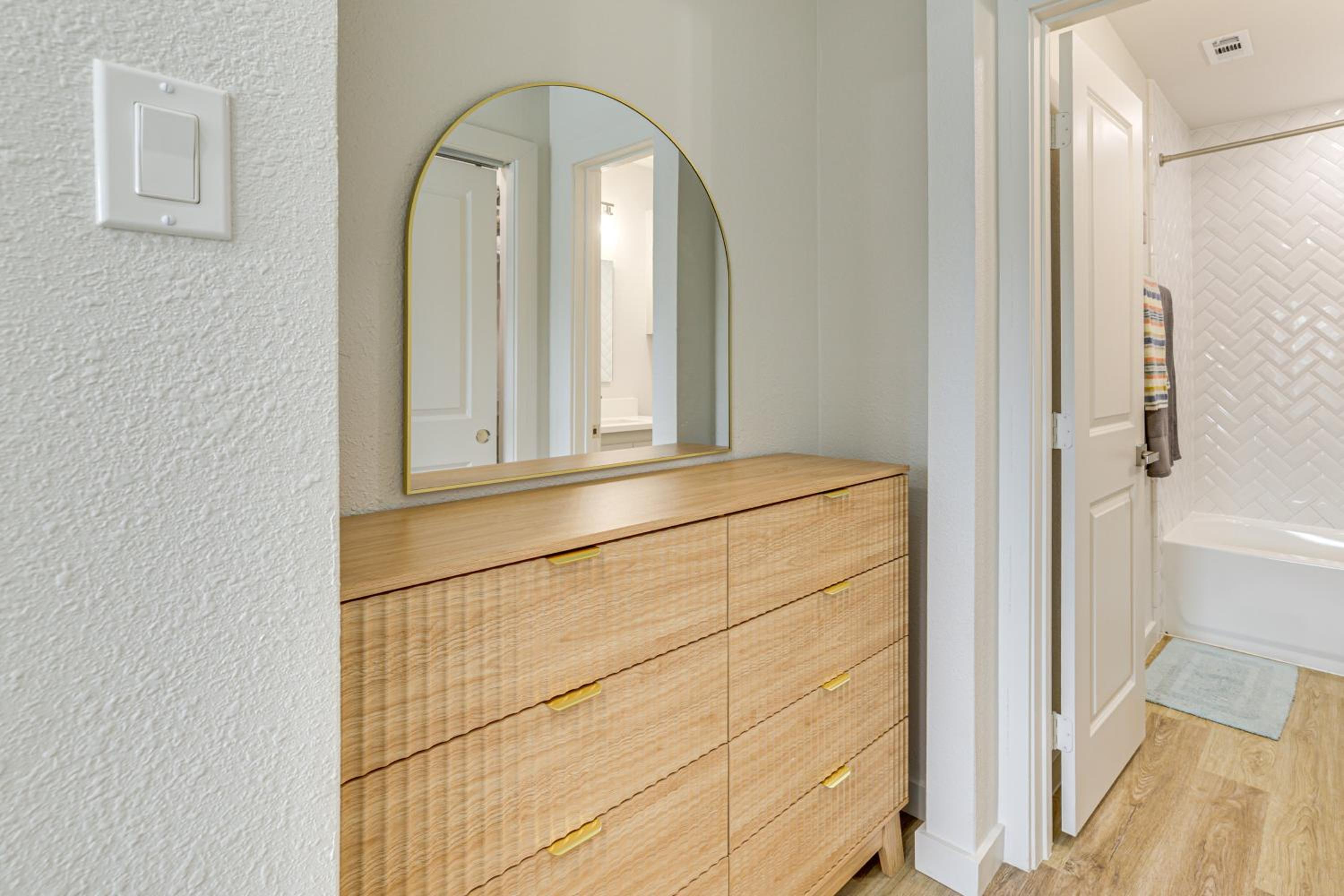 Great for Travel Nurses 2BR East Dallas Townhome!