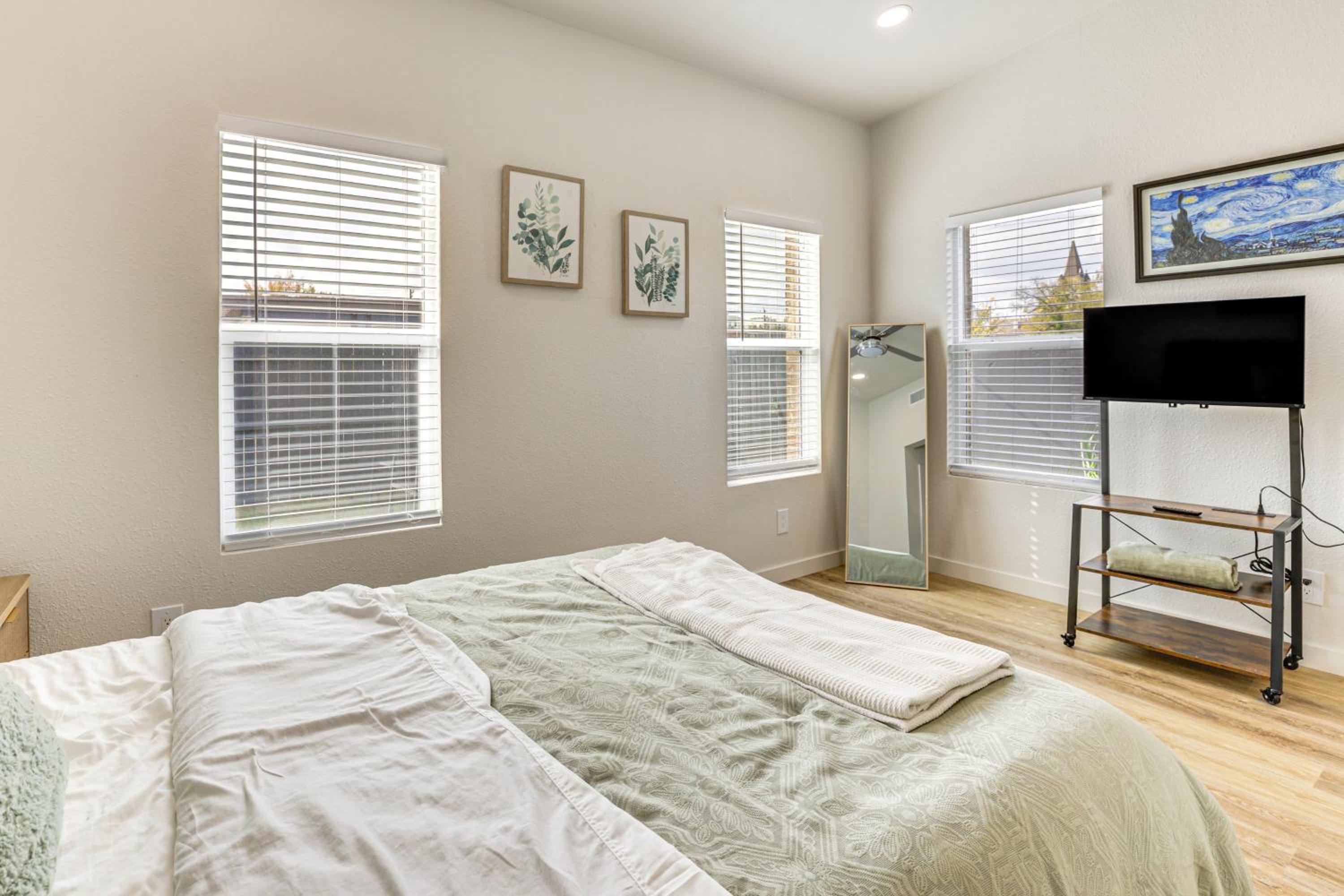 Great for Travel Nurses 2BR East Dallas Townhome!