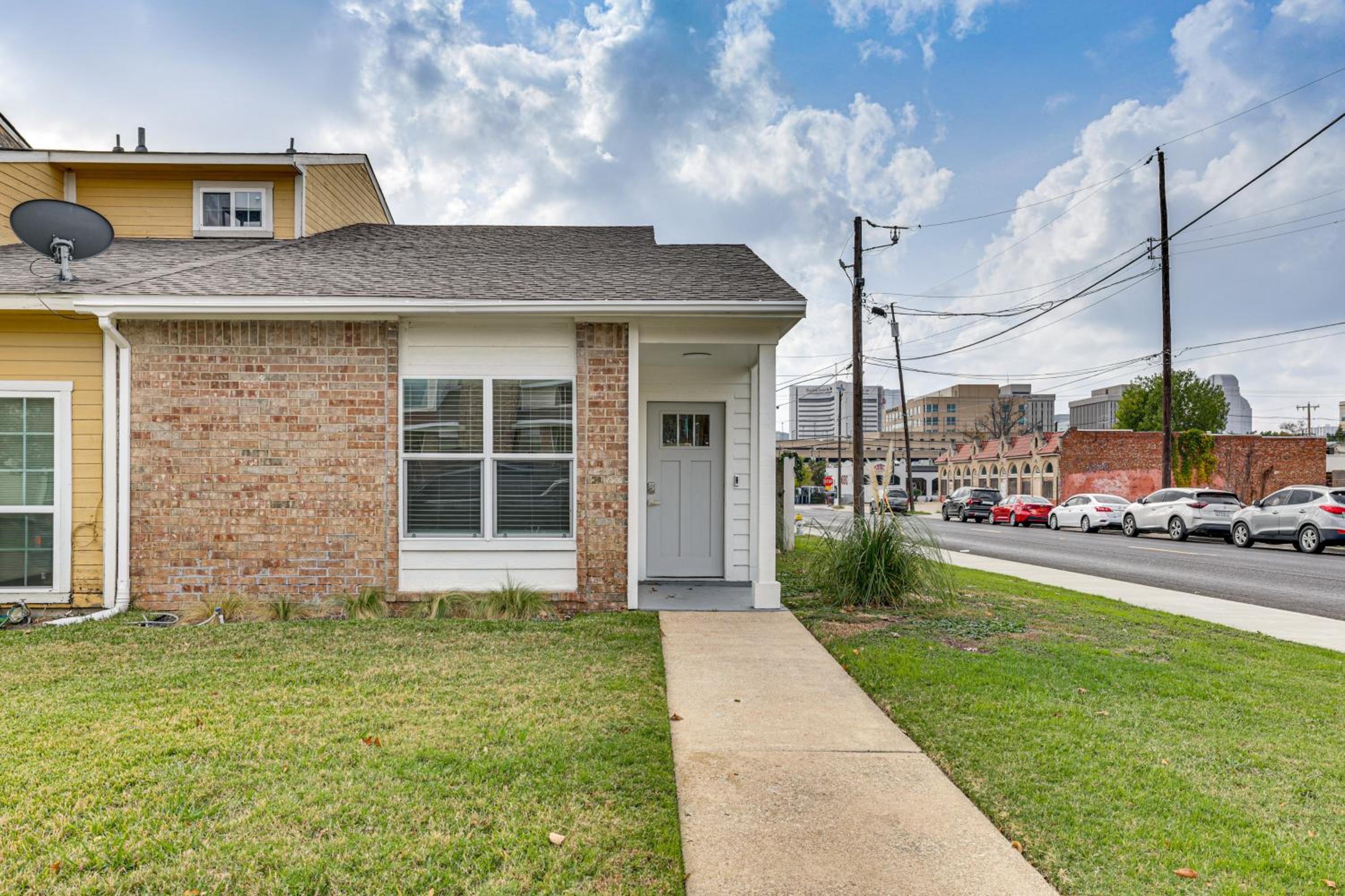 Great for Travel Nurses 2BR East Dallas Townhome!