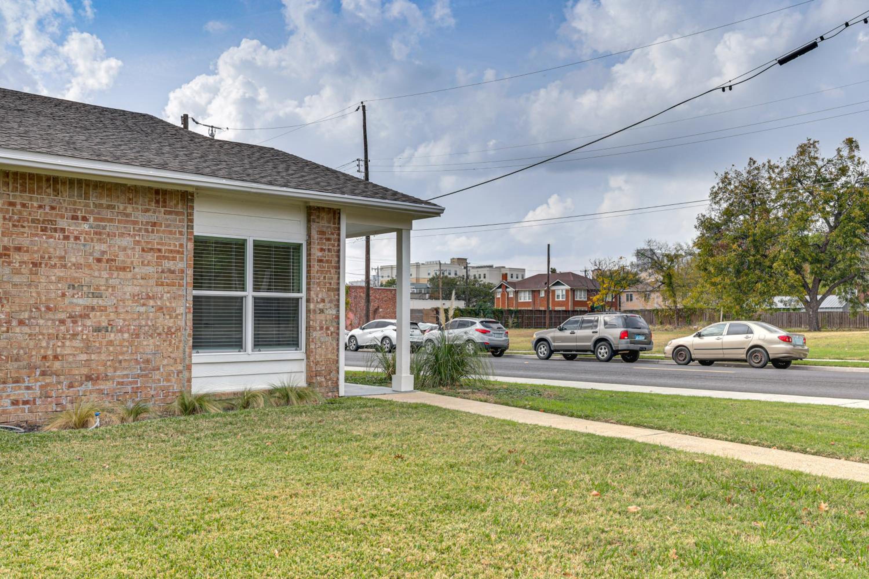Great for Travel Nurses 2BR East Dallas Townhome!