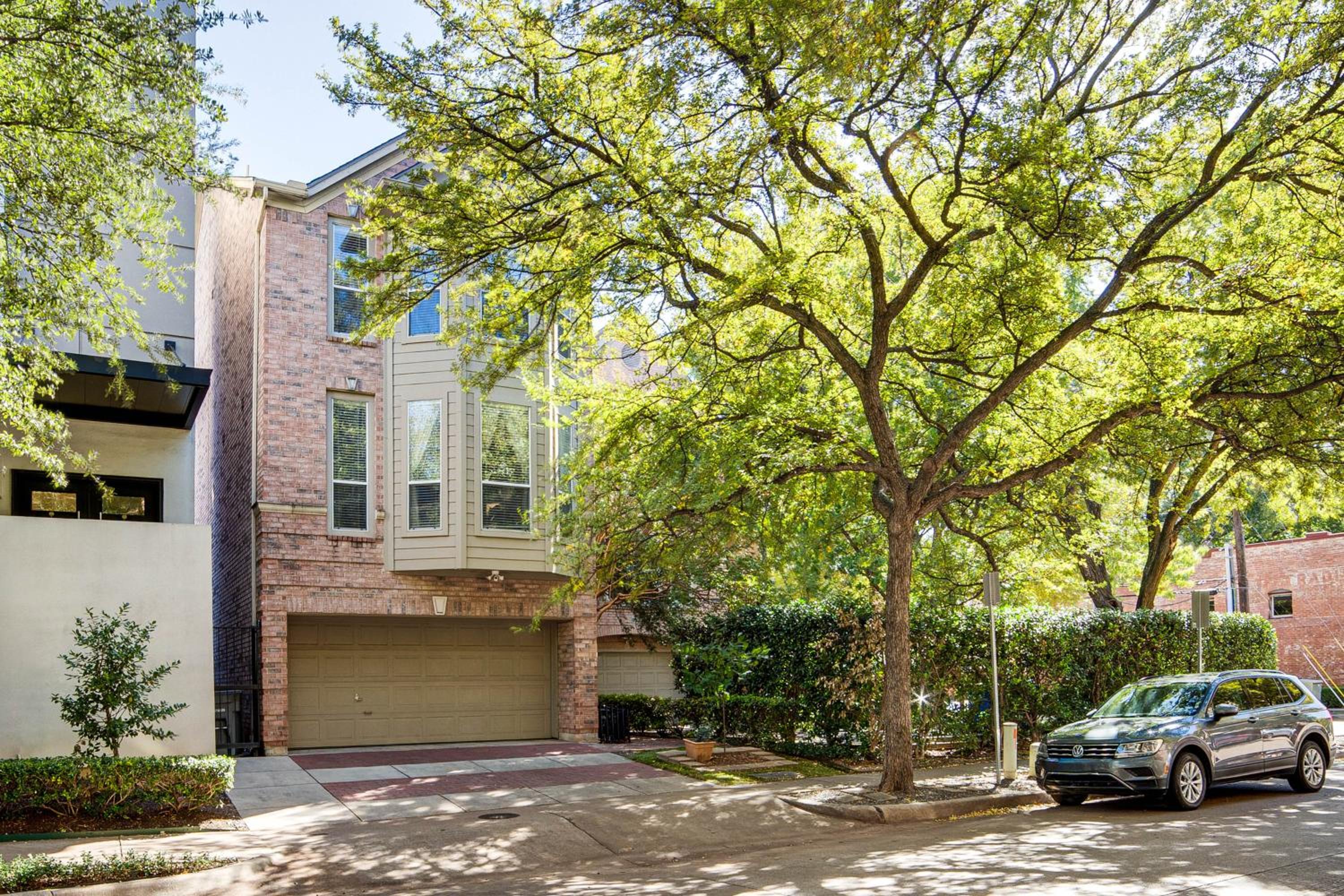 Uptown Dallas Group Getaway Near Art, Eats and More!