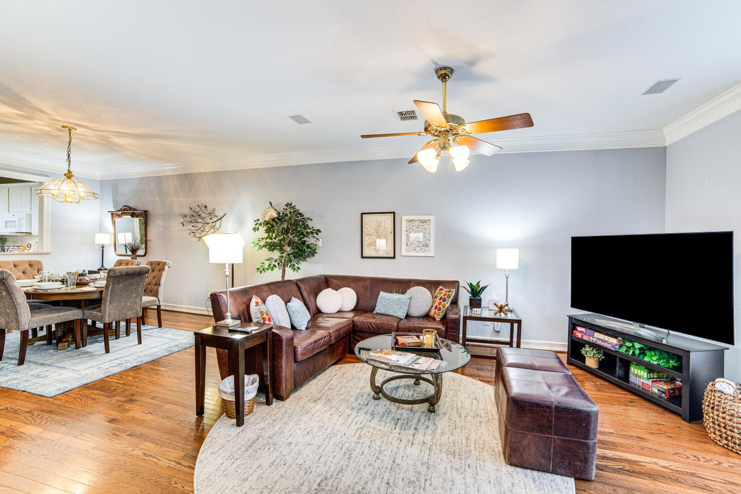 Uptown Dallas Group Getaway Near Art, Eats and More!
