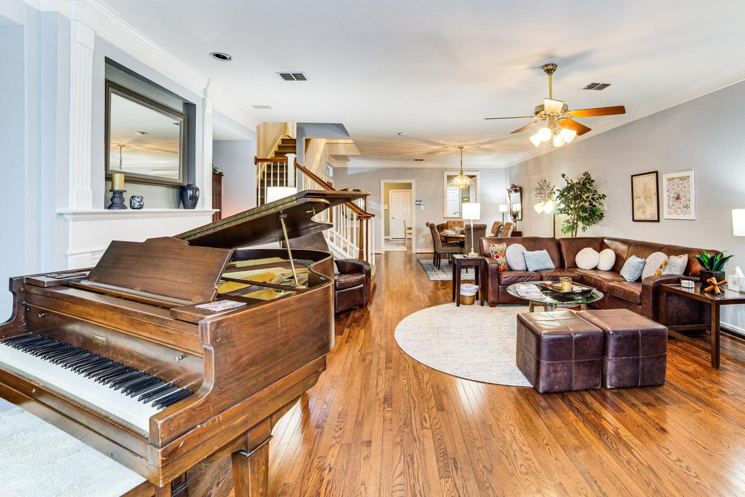 Uptown Dallas Group Getaway Near Art, Eats and More!