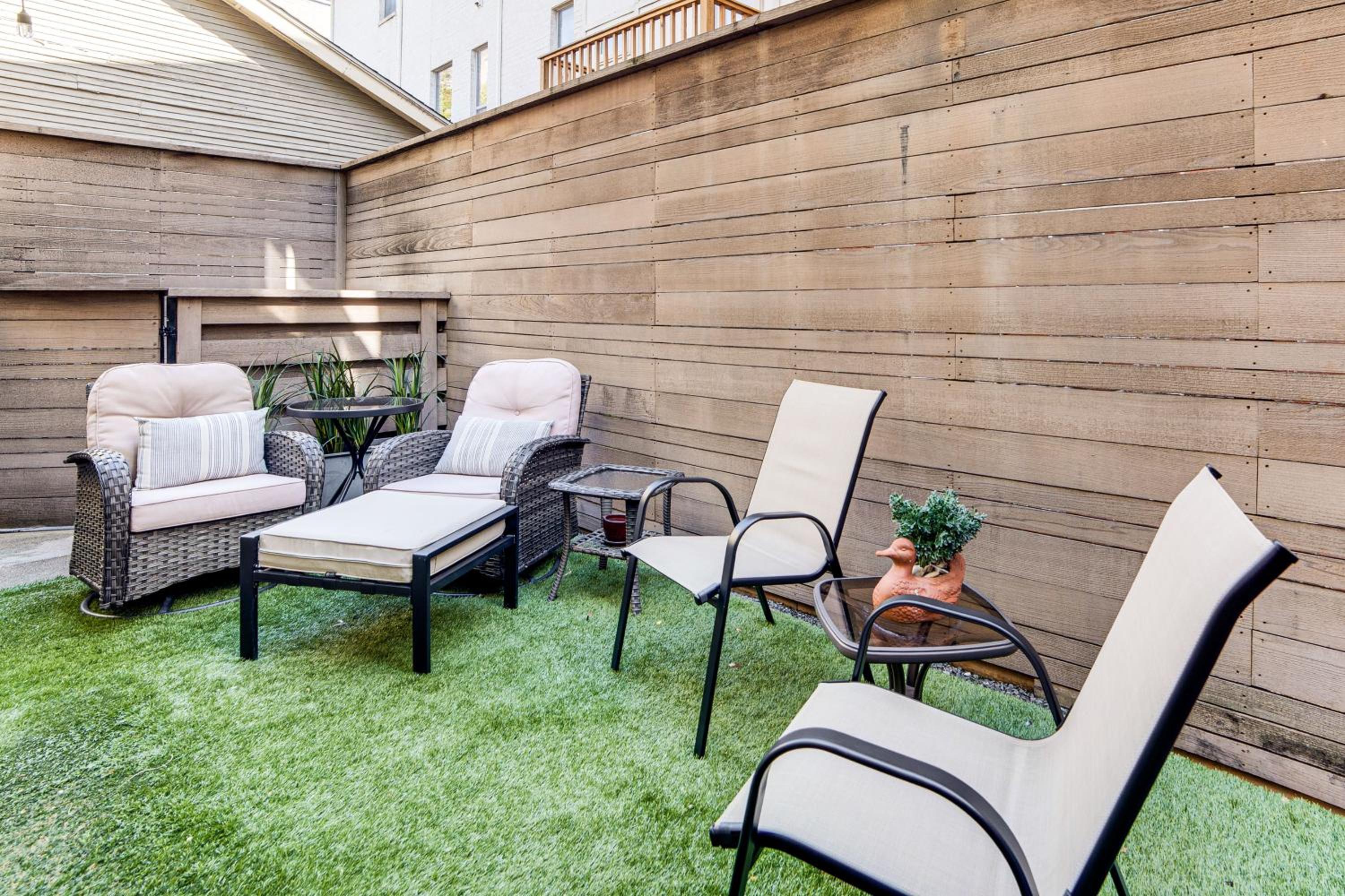 Uptown Dallas Group Getaway Near Art, Eats and More!
