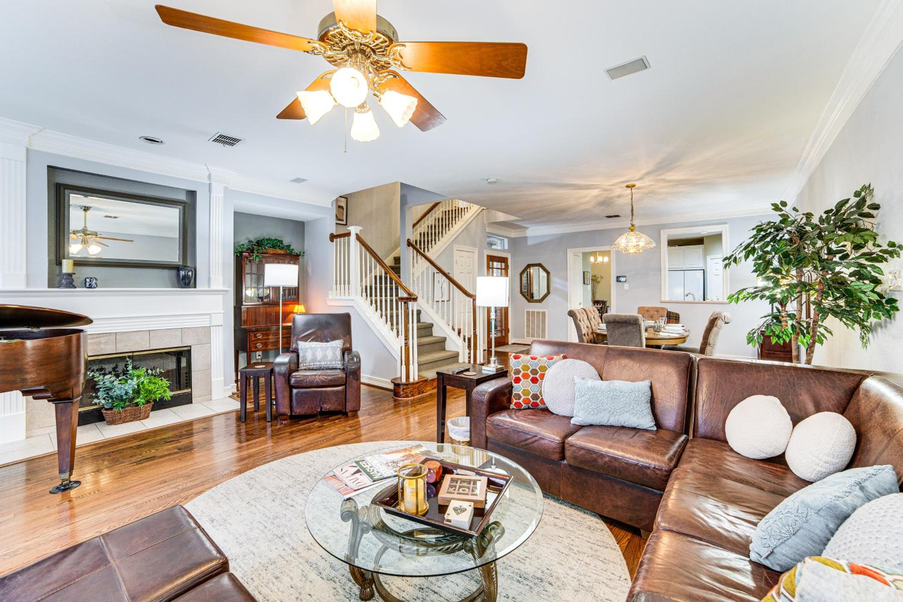 Uptown Dallas Group Getaway Near Art, Eats and More!