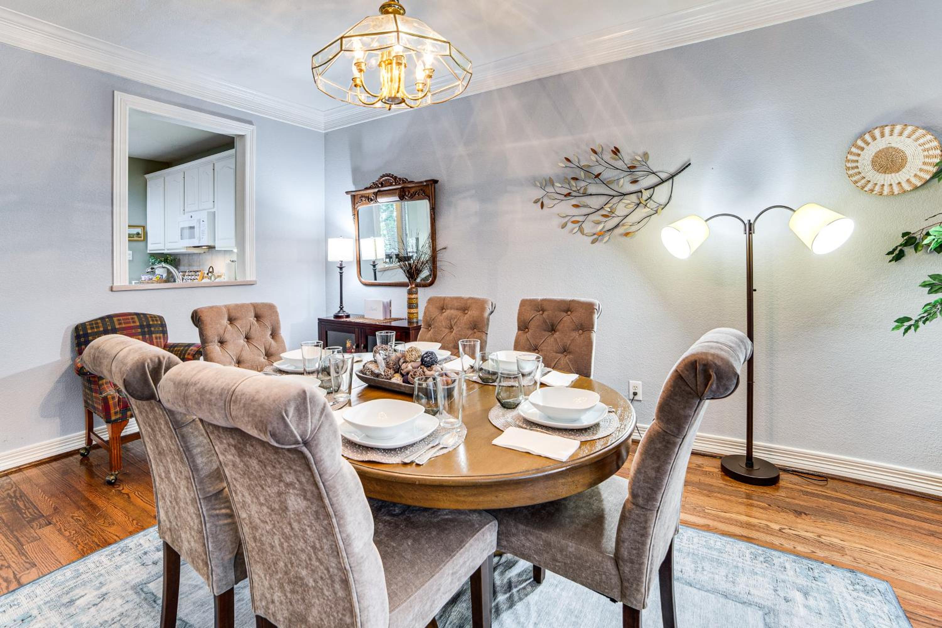 Uptown Dallas Group Getaway Near Art, Eats and More!