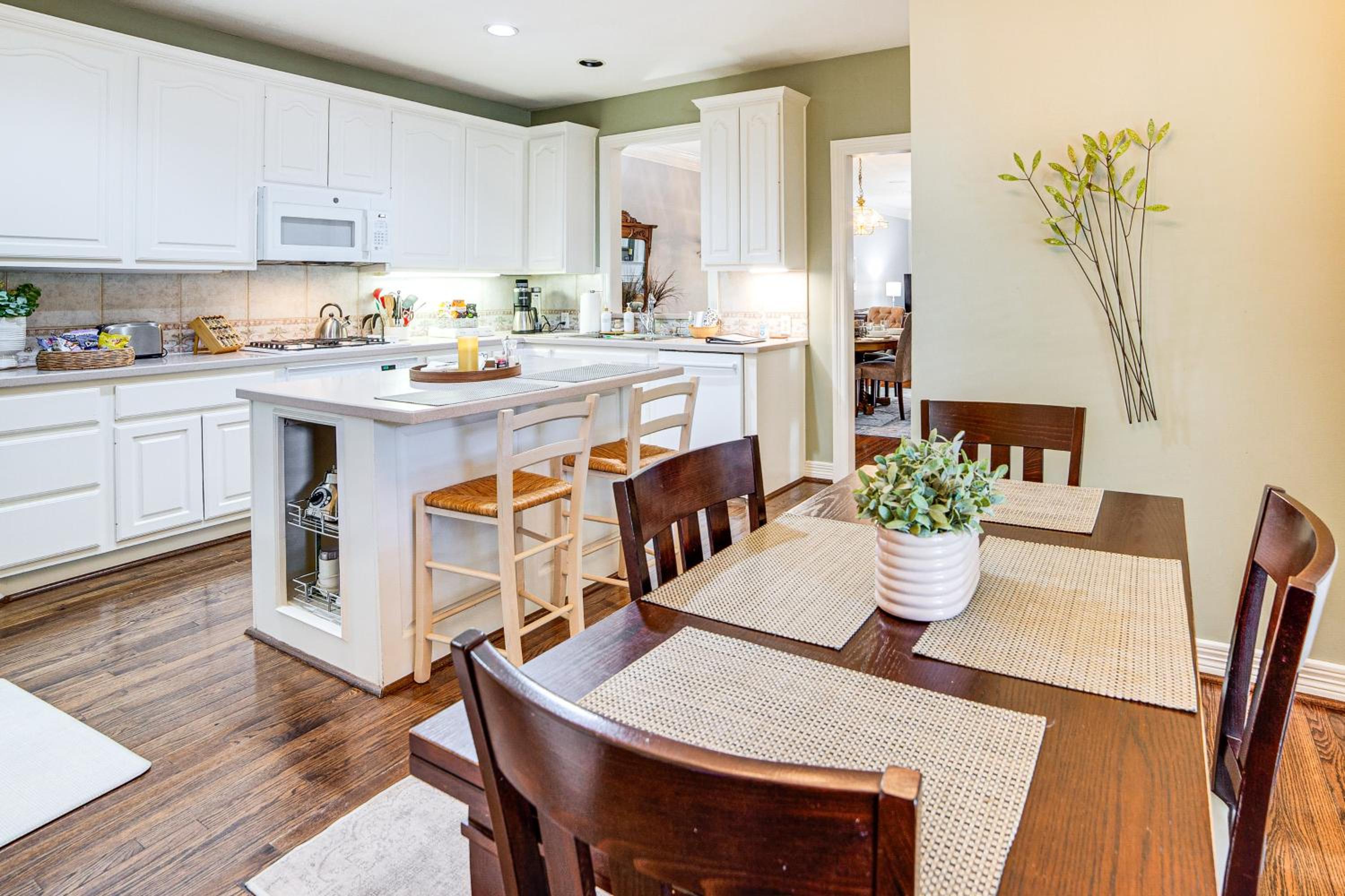 Uptown Dallas Group Getaway Near Art, Eats and More!